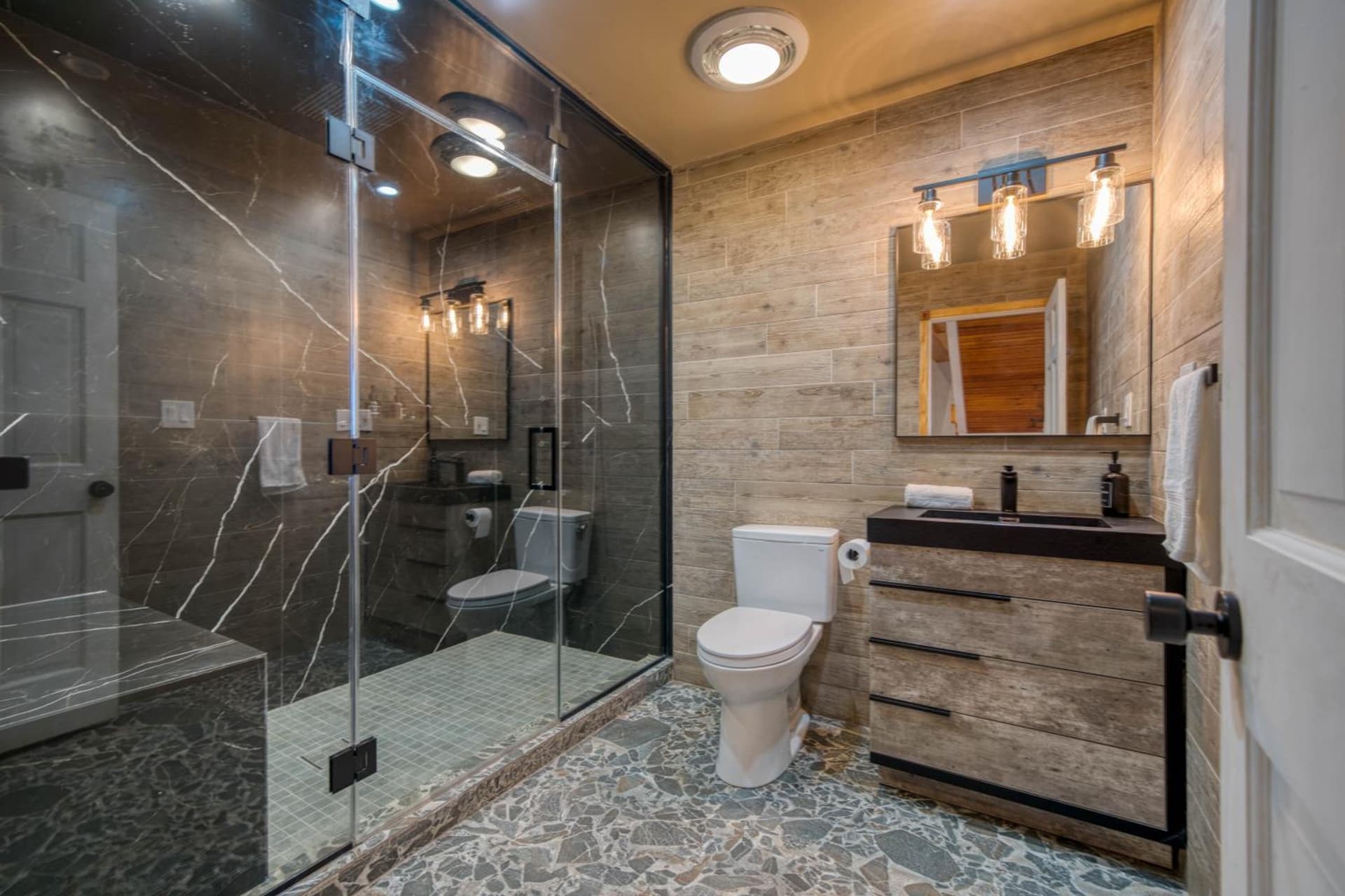 The Haüs Windham - Spacious Suites, Hot Tub, Mountain Views! gallery photo in Windham — image 12