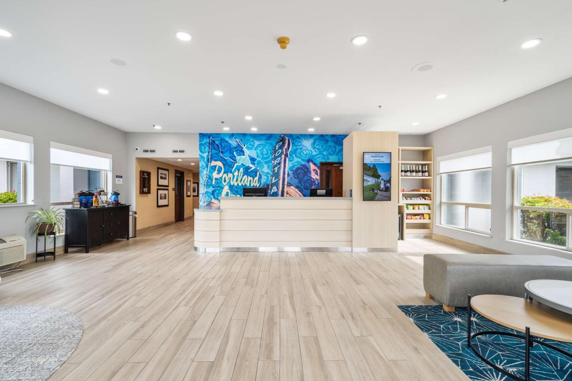 Best Western Lake Oswego Hotel & Suites interior in Lake Oswego, OR — gallery photo 2