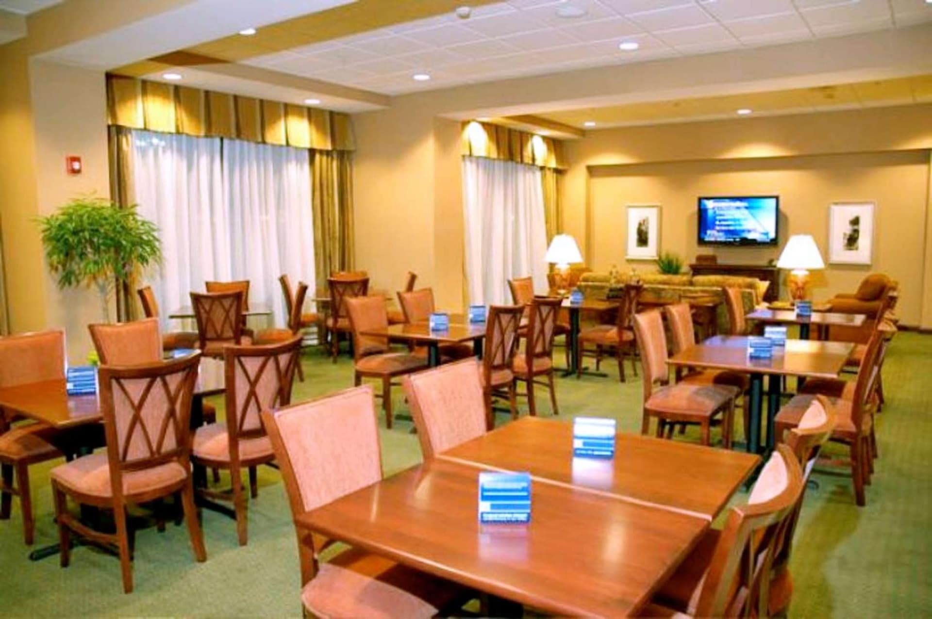 Hampton Inn Calera interior in Calera, AL — gallery photo 2