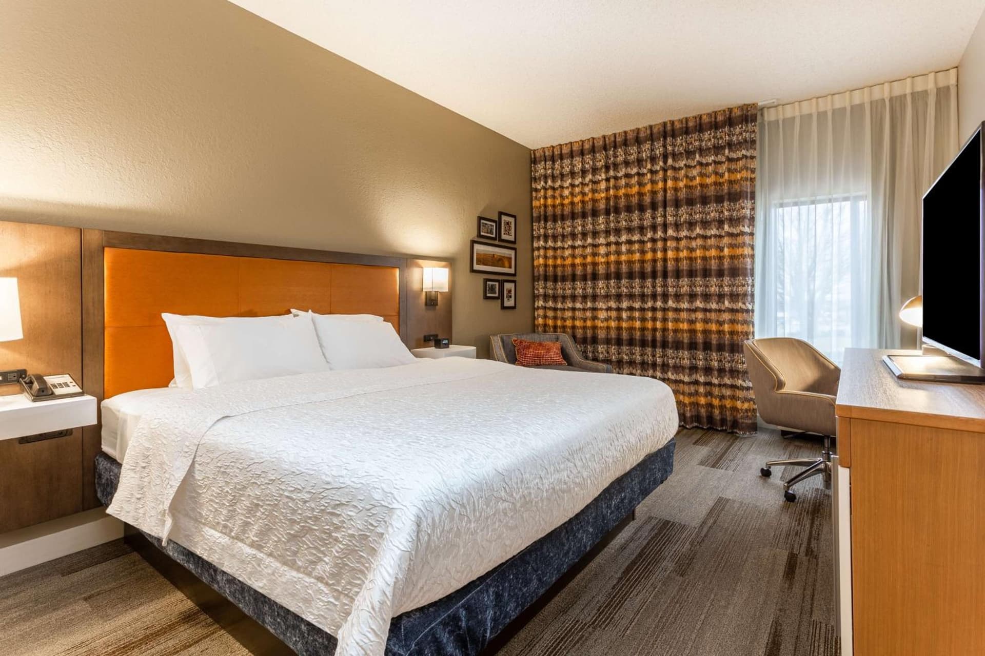 Hampton Inn Cedar Rapids interior in Cedar Rapids, IA — gallery photo 2