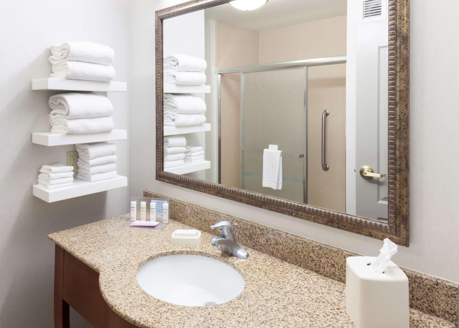 Hampton Inn & Suites Cedar Rapids gallery photo in Cedar Rapids, IA — image 8