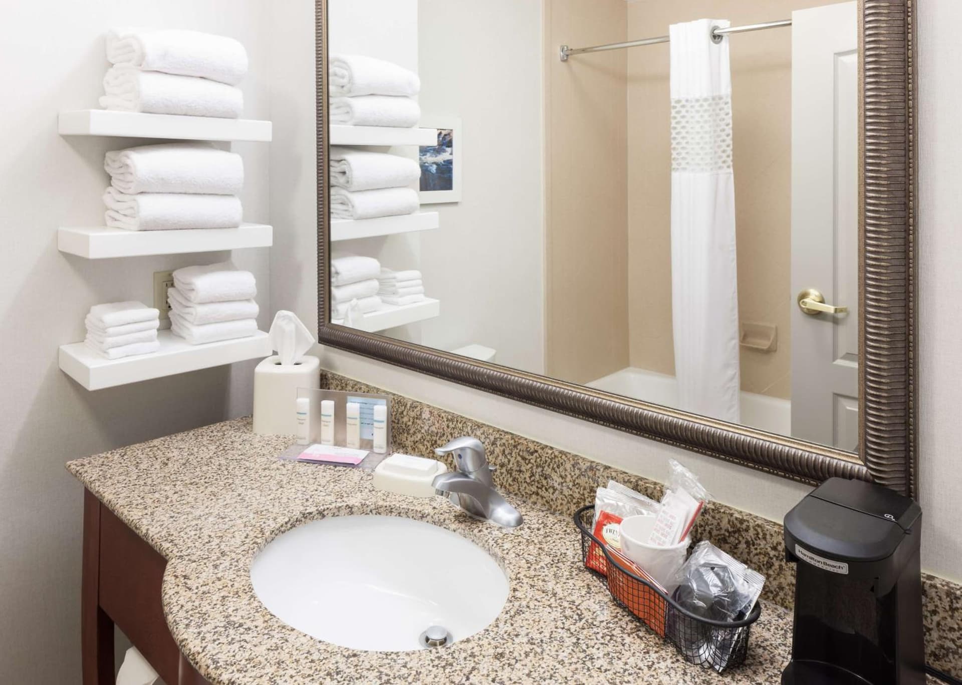 Hampton Inn & Suites Cedar Rapids gallery photo in Cedar Rapids, IA — image 12