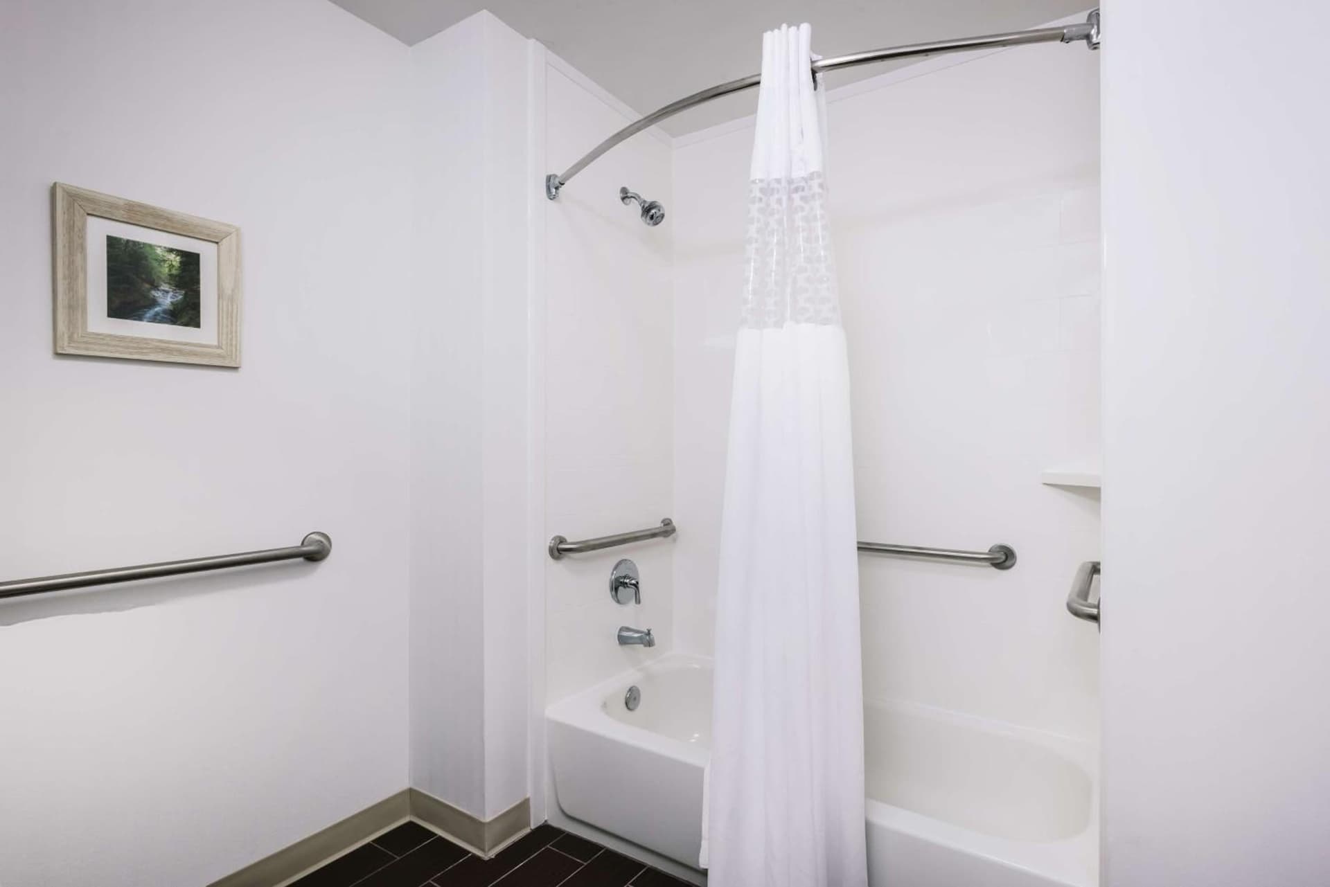 Hampton Inn Cleveland-Airport/Tiedeman Road interior in Brooklyn, OH — gallery photo 2