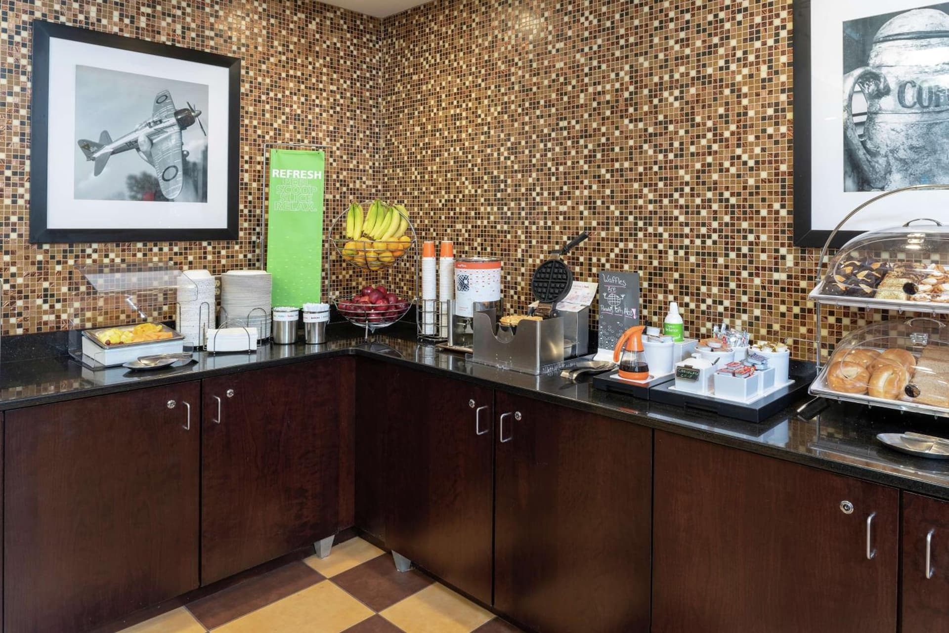 Hampton Inn & Suites Cleveland-Airport/Middleburg Heights gallery photo in Middleburg Heights, OH — image 6