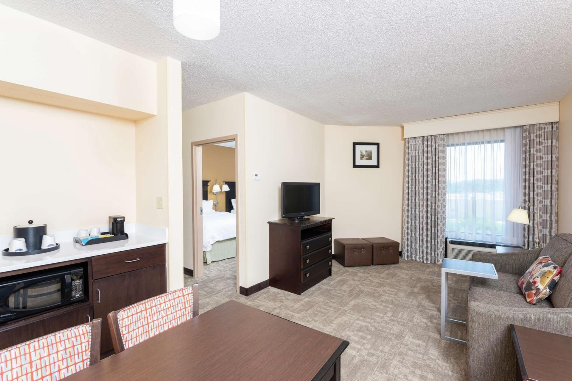 Hampton Inn & Suites Cleveland-Airport/Middleburg Heights gallery photo in Middleburg Heights, OH — image 51