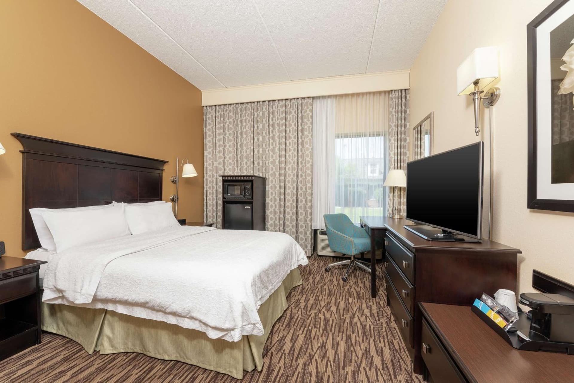 Hampton Inn & Suites Cleveland-Airport/Middleburg Heights gallery photo in Middleburg Heights, OH — image 4