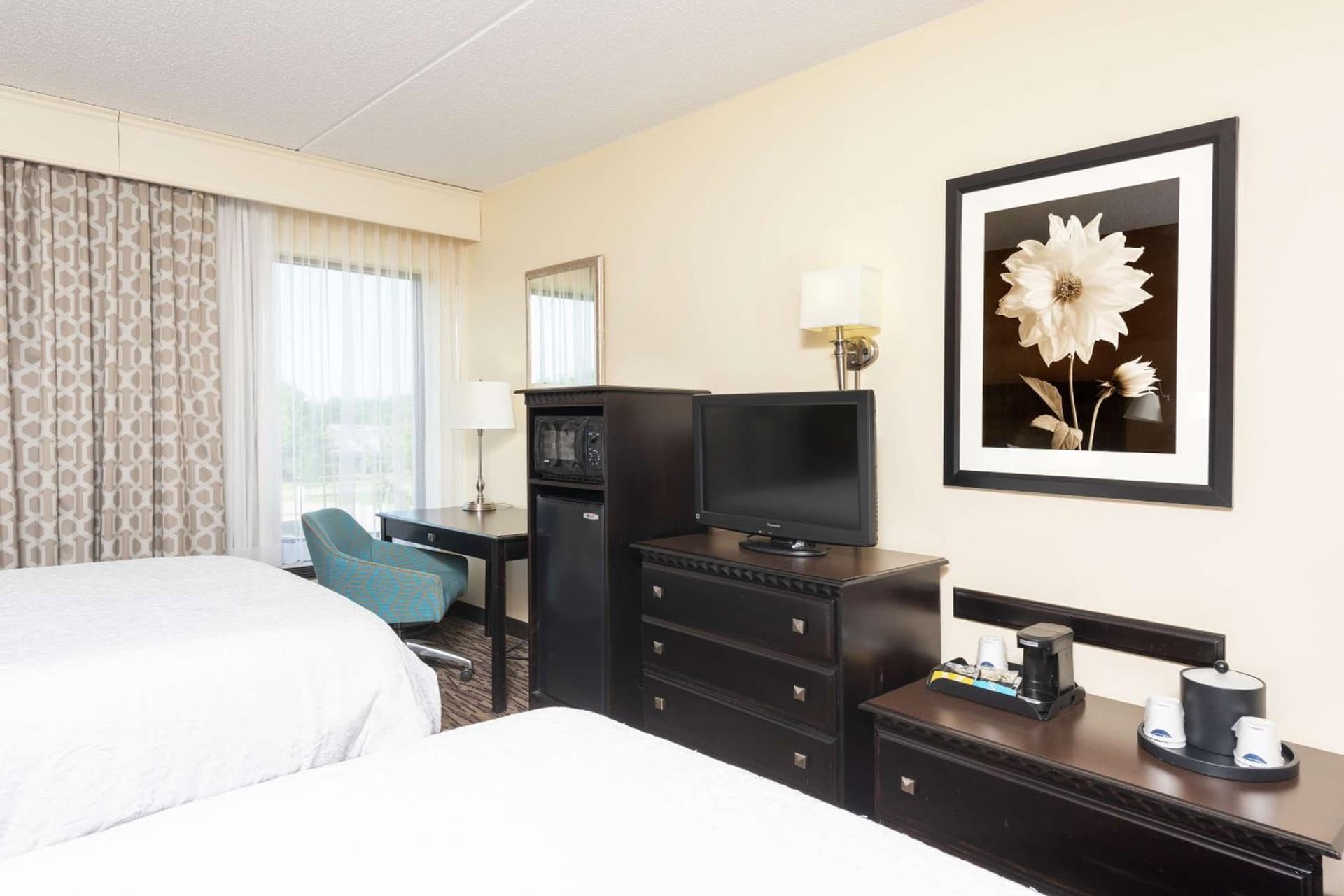 Hampton Inn & Suites Cleveland-Airport/Middleburg Heights gallery photo in Middleburg Heights, OH — image 12