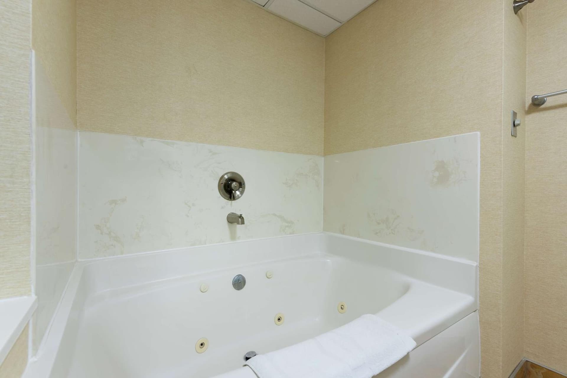 Hampton Inn & Suites Cleveland-Airport/Middleburg Heights gallery photo in Middleburg Heights, OH — image 20