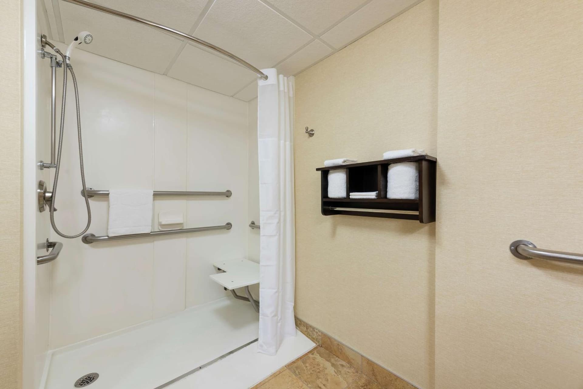 Hampton Inn & Suites Cleveland-Airport/Middleburg Heights gallery photo in Middleburg Heights, OH — image 48