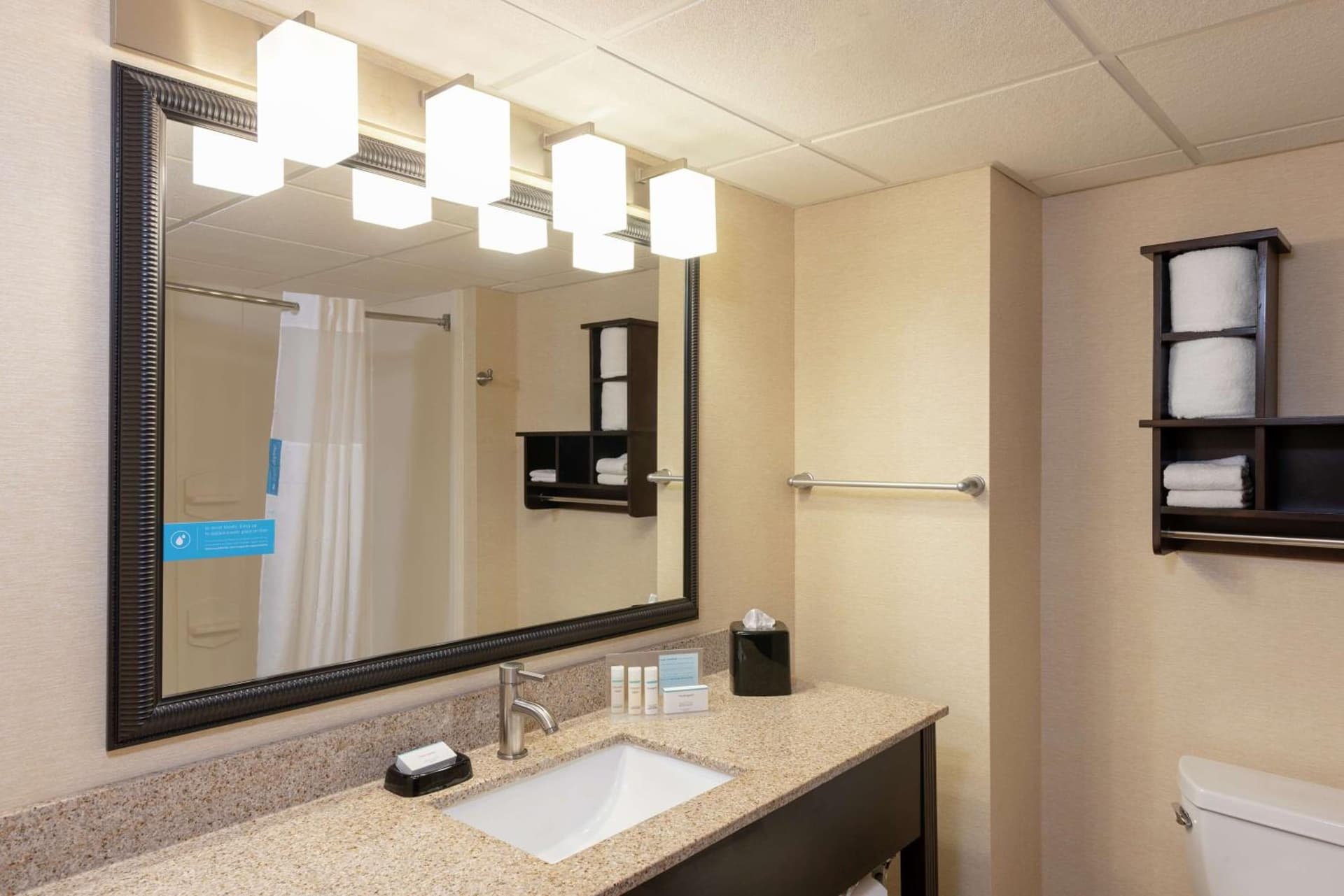 Hampton Inn & Suites Cleveland-Airport/Middleburg Heights gallery photo in Middleburg Heights, OH — image 50