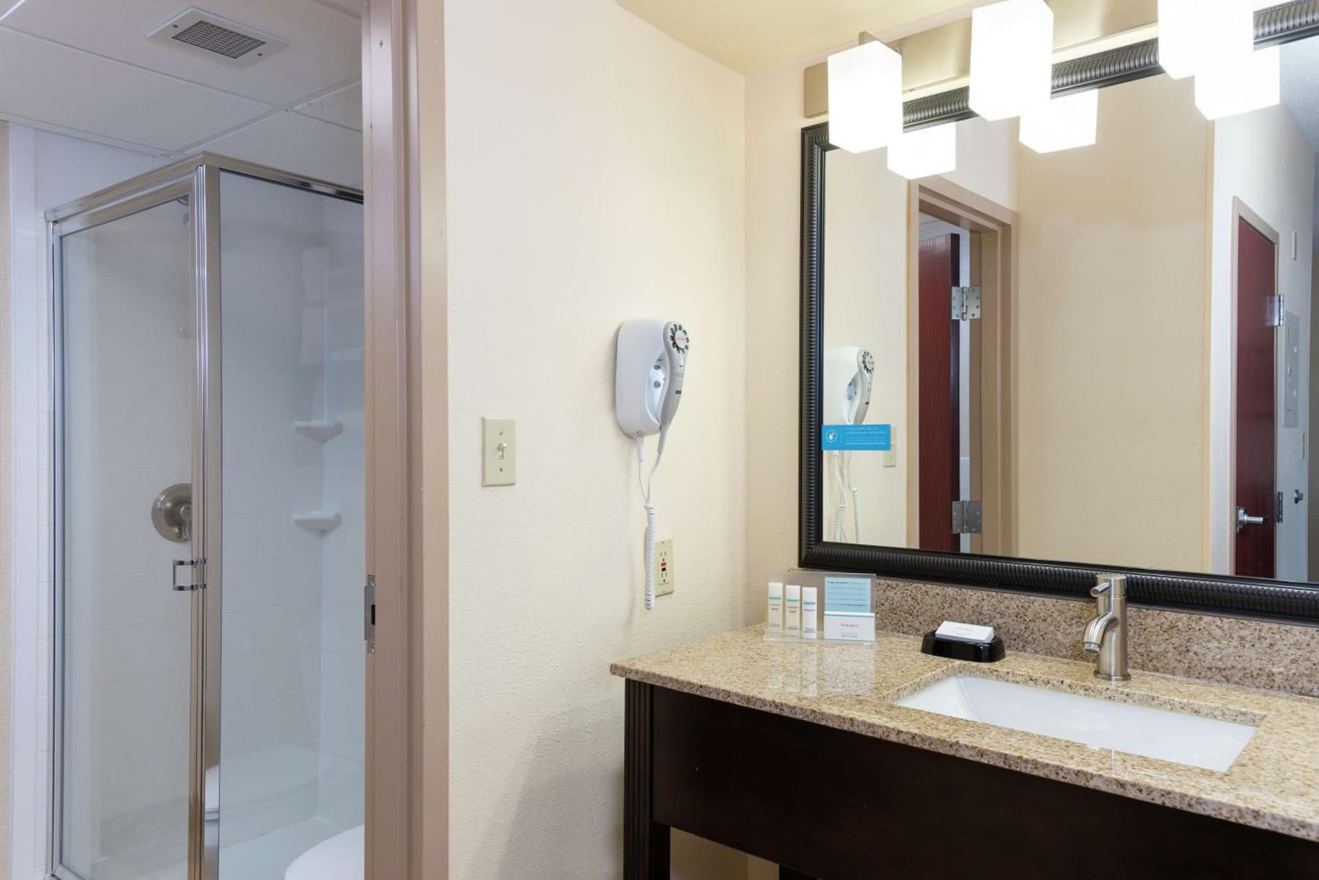 Hampton Inn & Suites Cleveland-Airport/Middleburg Heights gallery photo in Middleburg Heights, OH — image 38