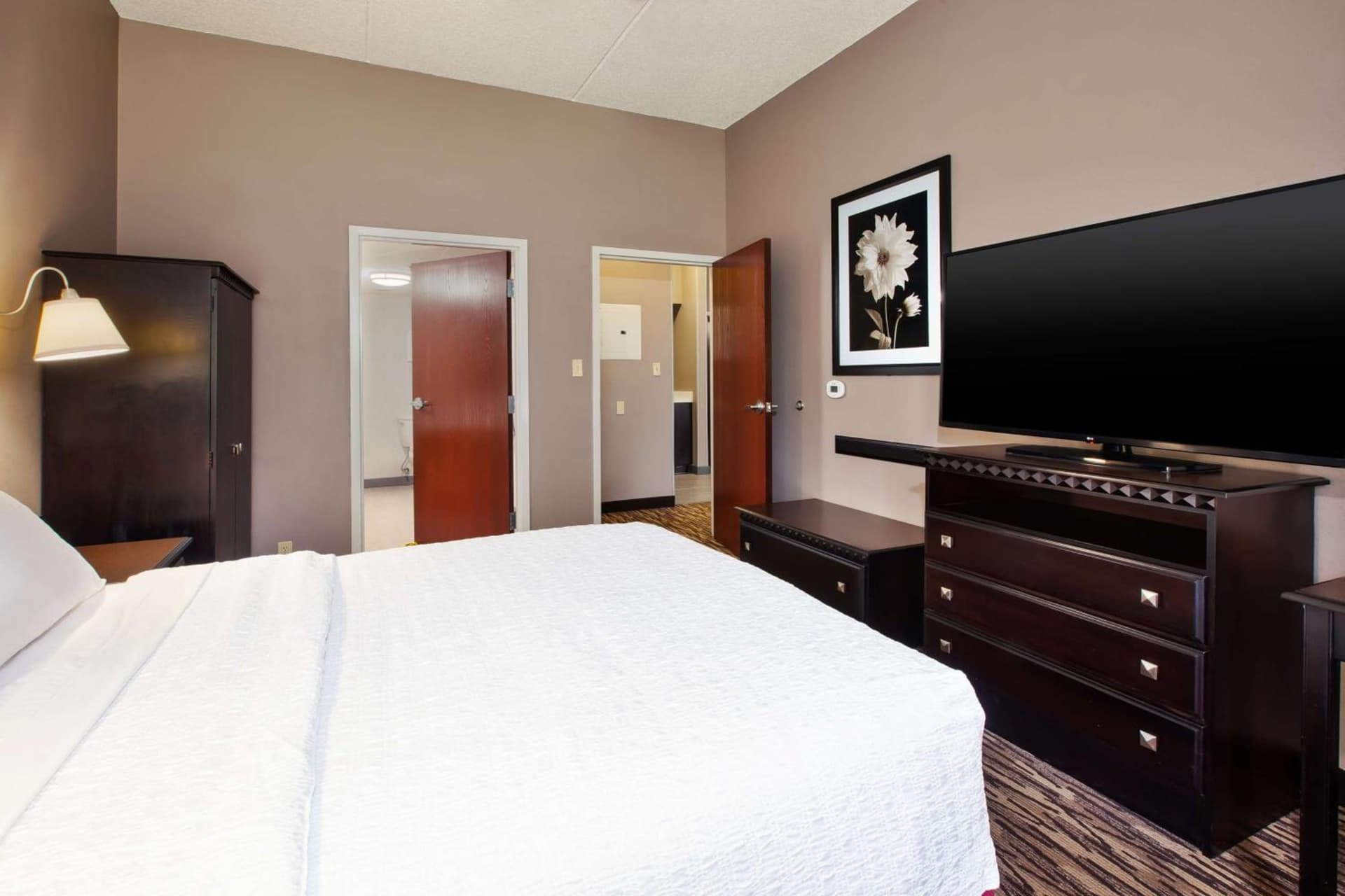 Hampton Inn & Suites Cleveland-Airport/Middleburg Heights gallery photo in Middleburg Heights, OH — image 30