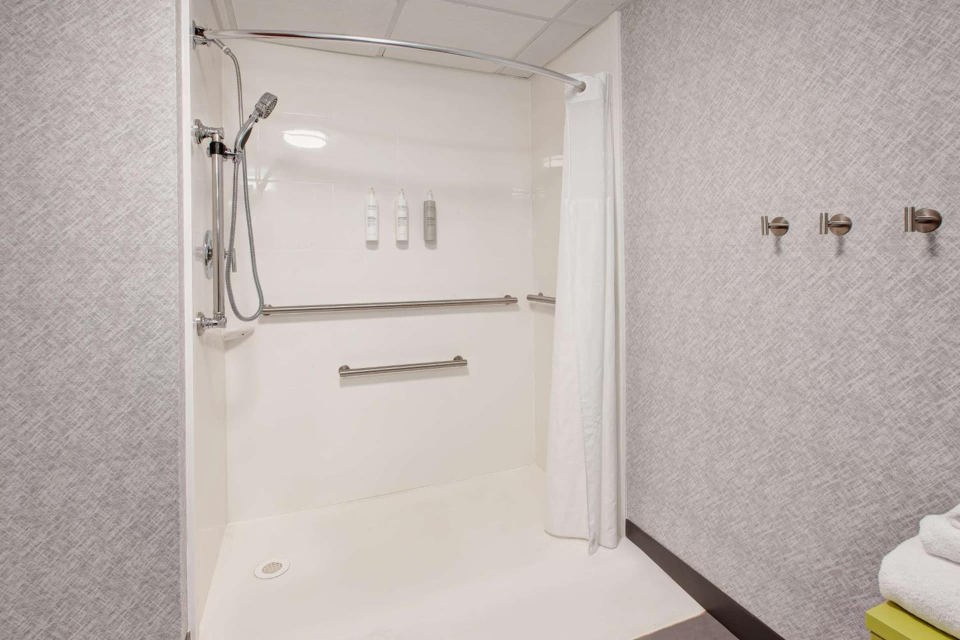 Hampton Inn & Suites Cleveland-Airport/Middleburg Heights gallery photo in Middleburg Heights, OH — image 15