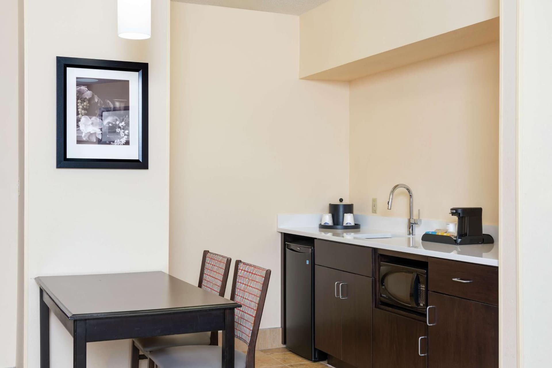 Hampton Inn & Suites Cleveland-Airport/Middleburg Heights interior in Middleburg Heights, OH — gallery photo 2