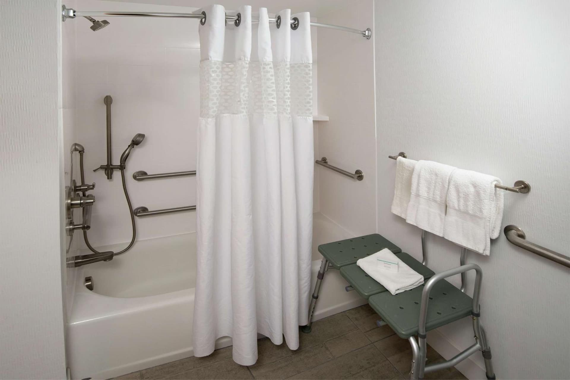 Hampton Inn Long Island/Commack gallery photo in Commack, NY — image 7
