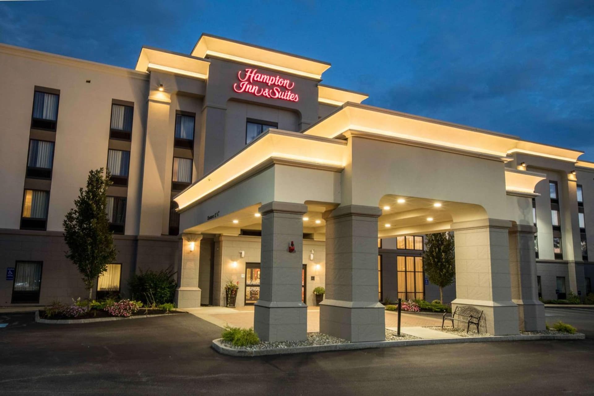 Hampton Inn & Suites Tilton interior in Tilton, NH — gallery photo 2
