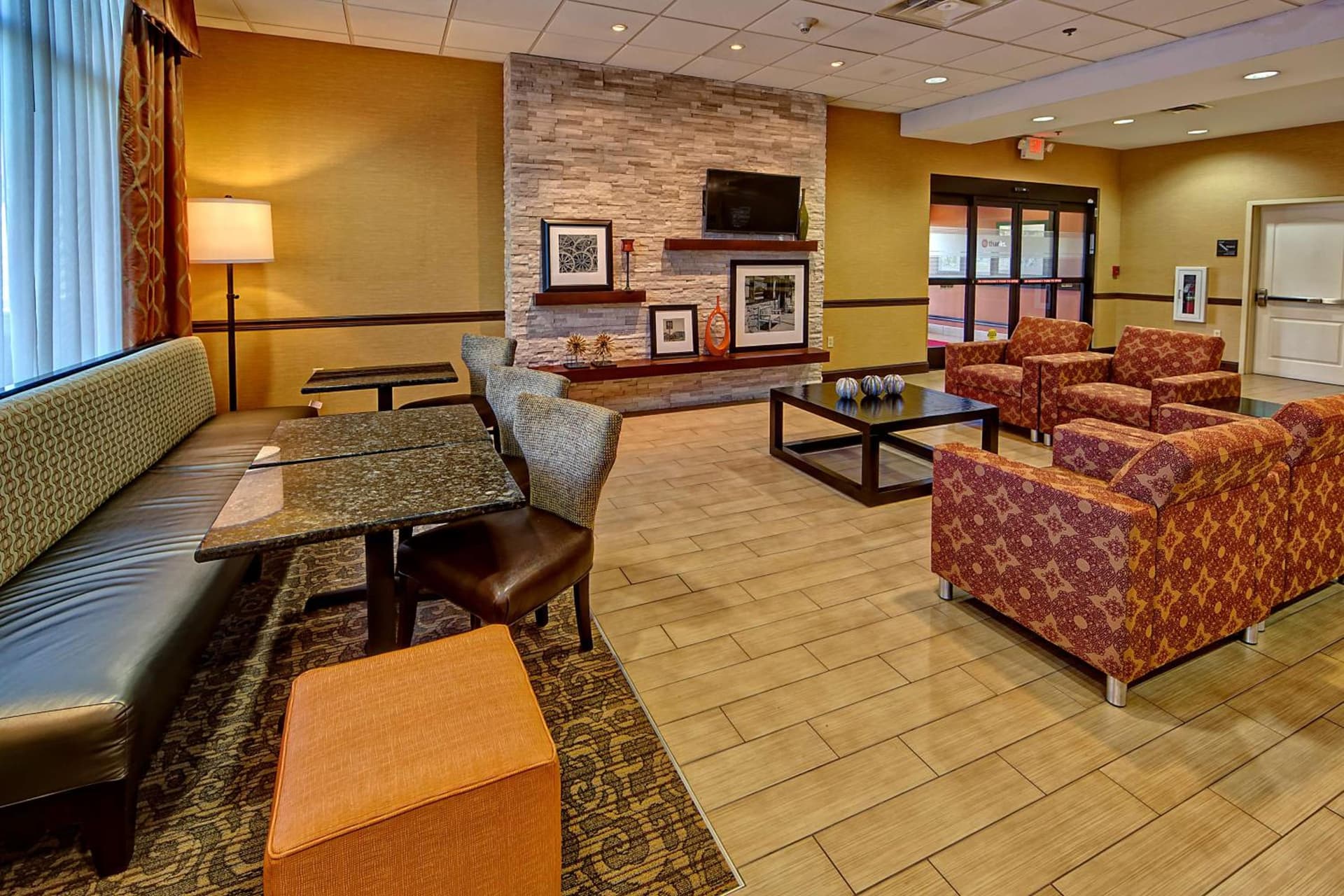 Hampton Inn Crossville interior in Crossville, TN — gallery photo 2