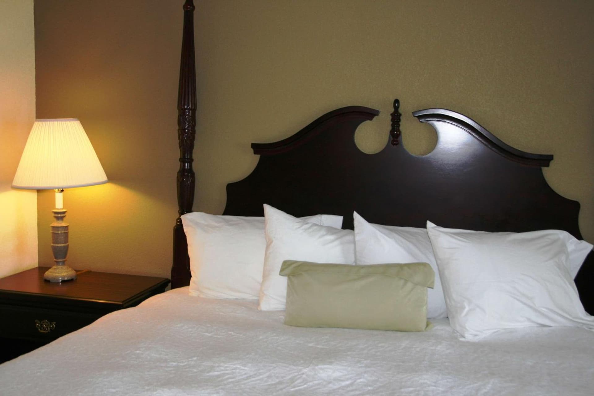Hampton Inn Canton interior in Canton, MS — gallery photo 2