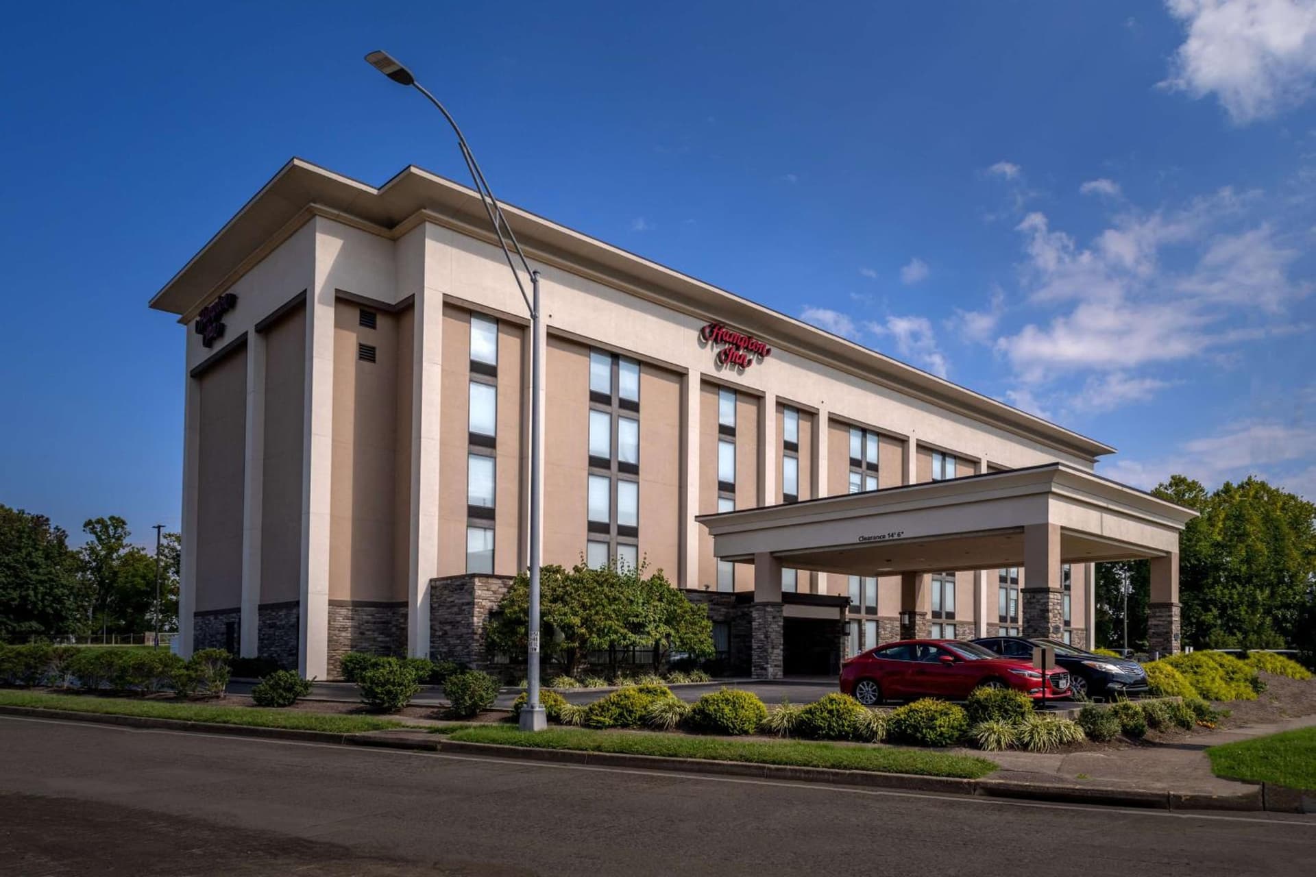 Hampton Inn Charleston Downtown interior in Charleston, WV — gallery photo 2
