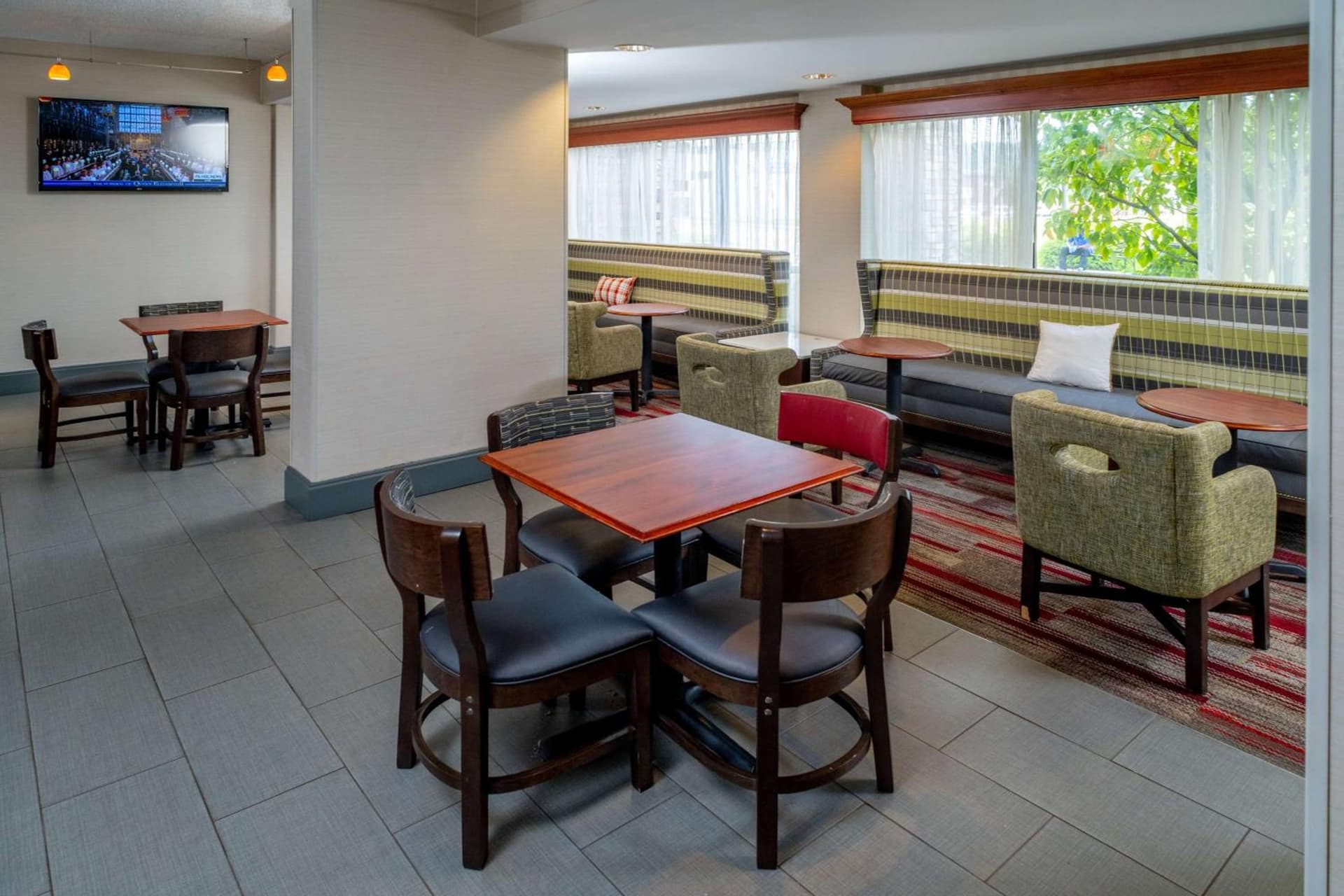 Hampton Inn Charleston Downtown gallery photo in Charleston, WV — image 27
