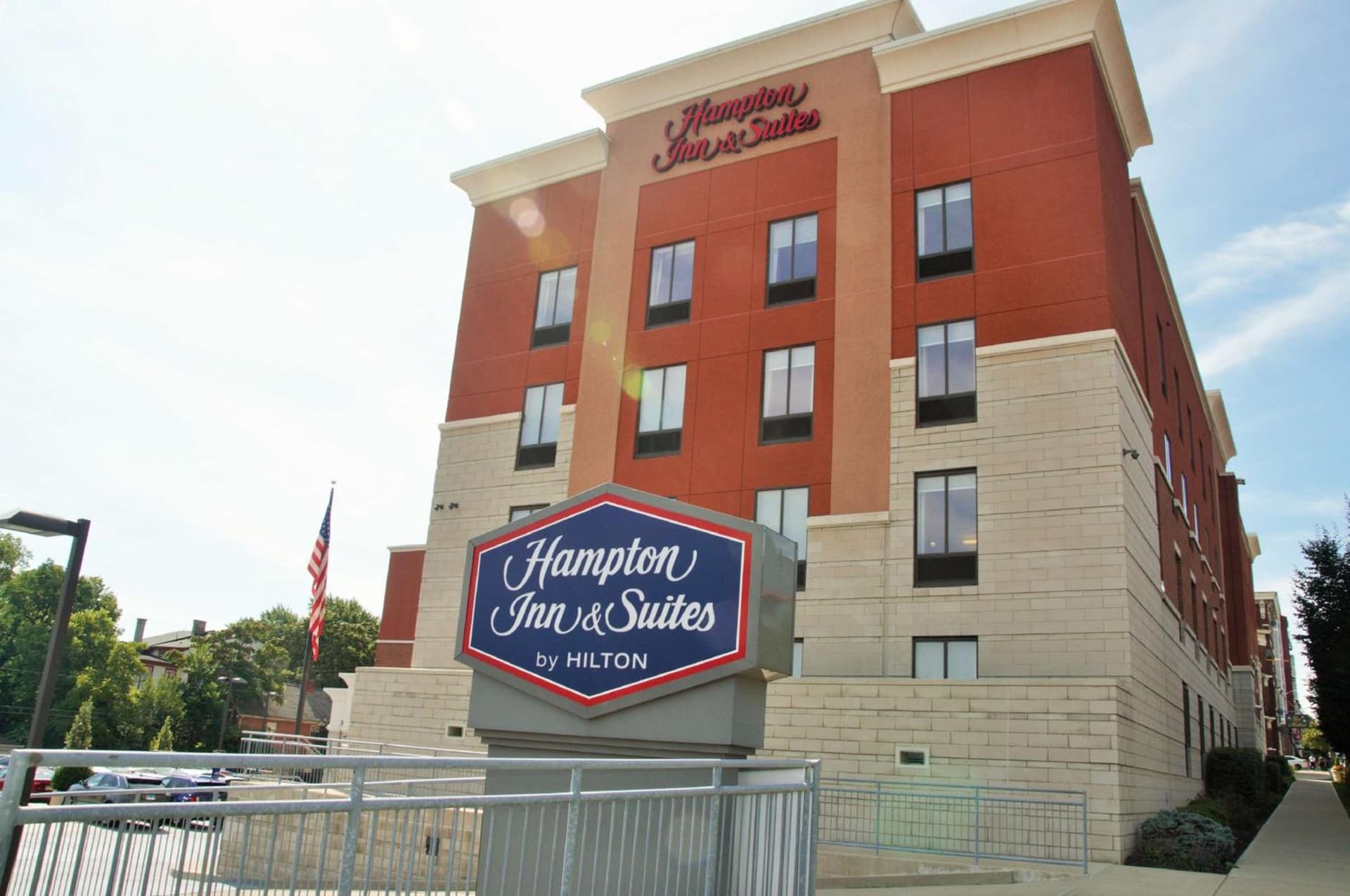 Hampton Inn & Suites Cincinnati / Uptown - University Area interior in Cincinnati, OH — gallery photo 2