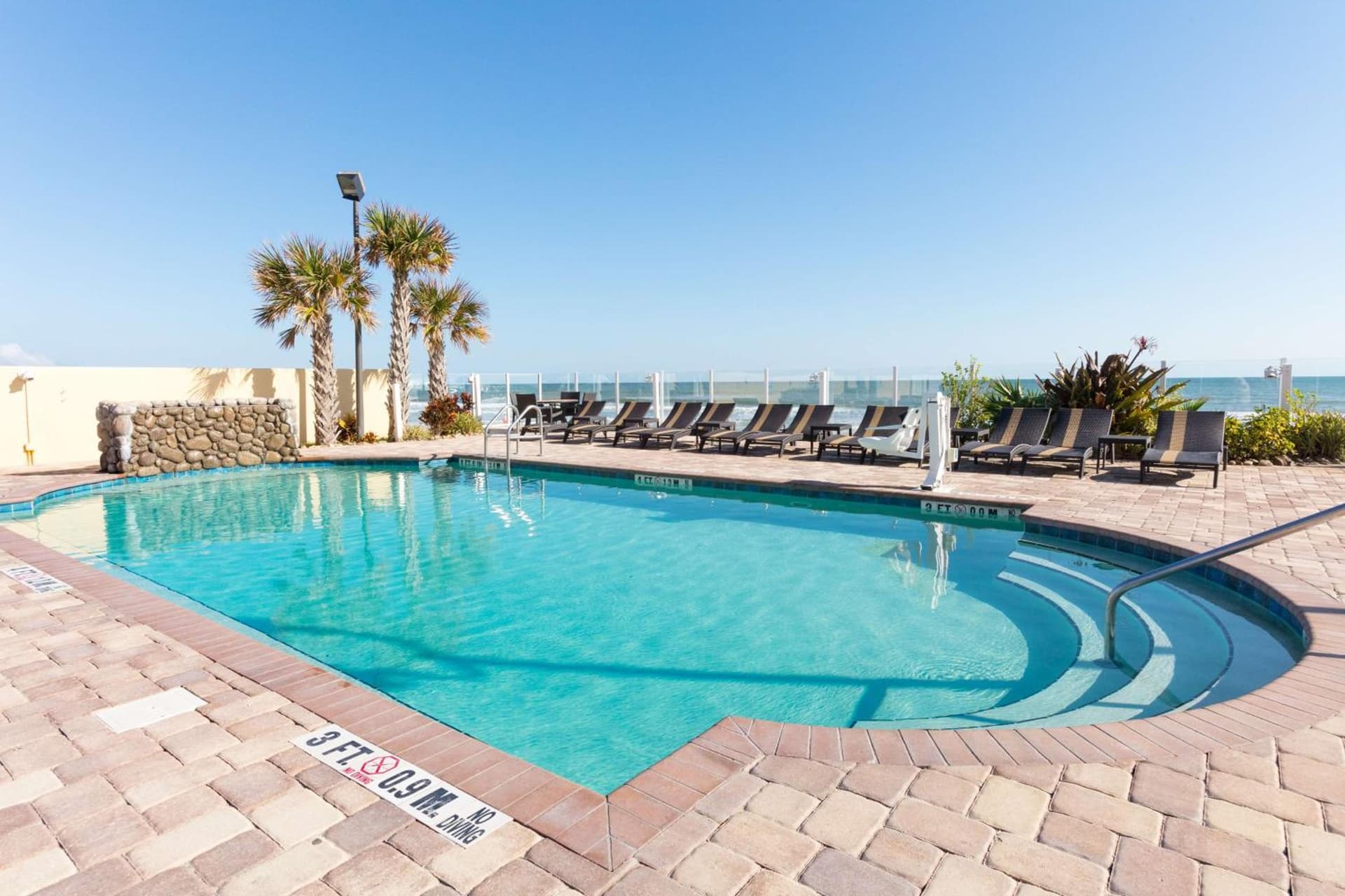 Hampton Inn Daytona Beach/Beachfront interior in Daytona Beach, FL — gallery photo 2