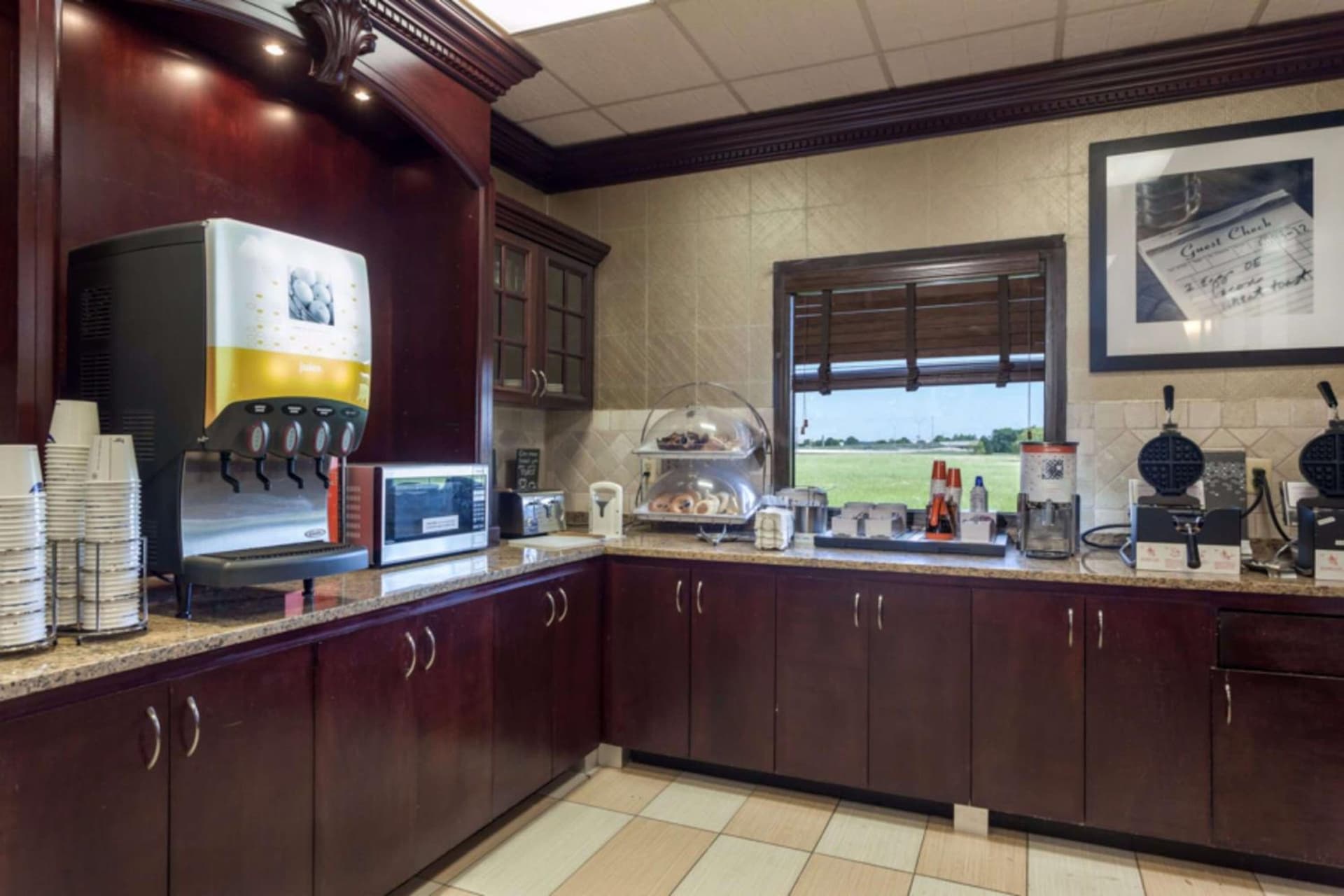 Hampton Inn & Suites Dallas DFW Airport North Grapevine interior in Grapevine, TX — gallery photo 2
