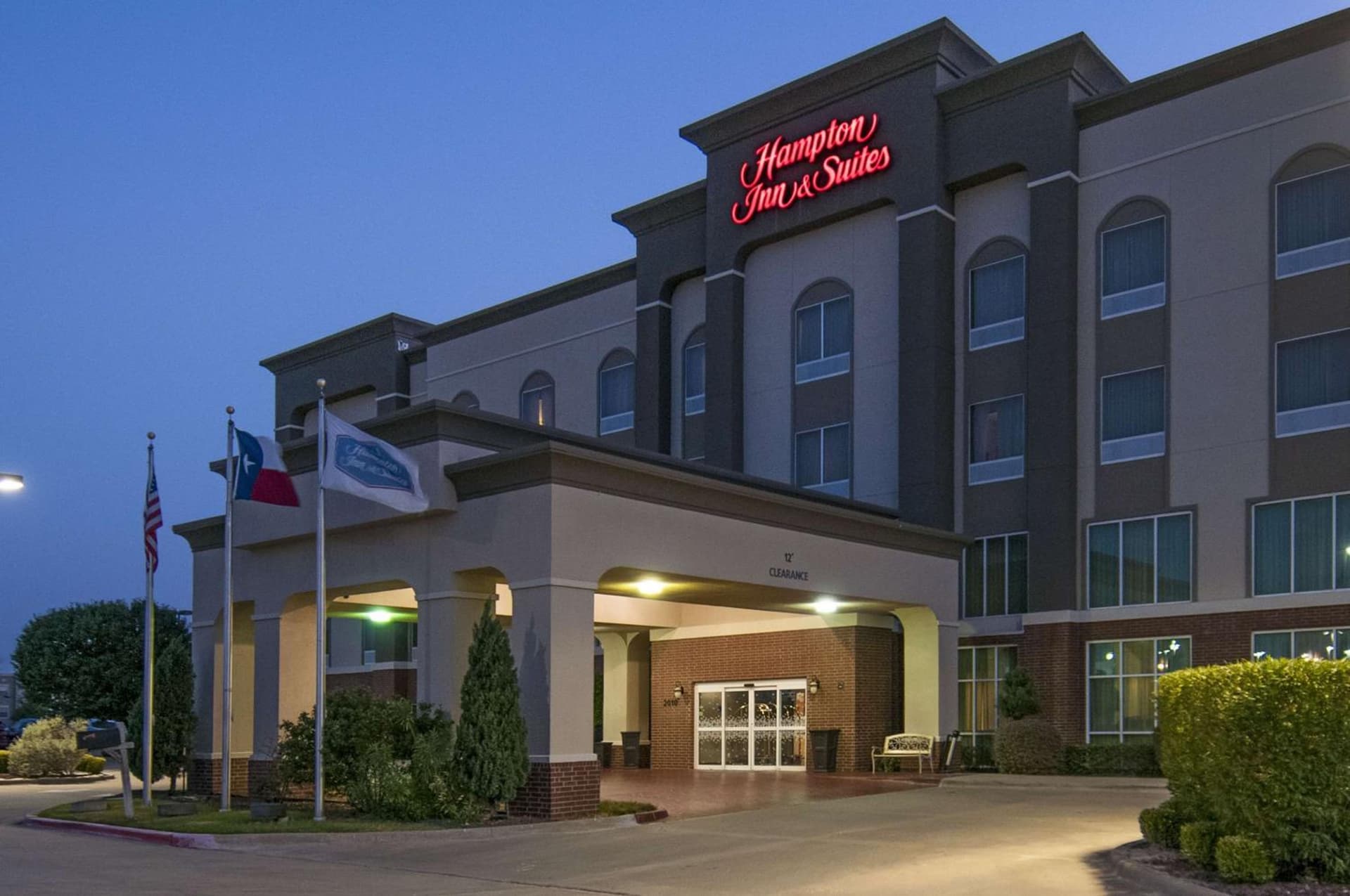 Hampton Inn and Suites Waxahachie interior in Waxahachie, TX — gallery photo 2