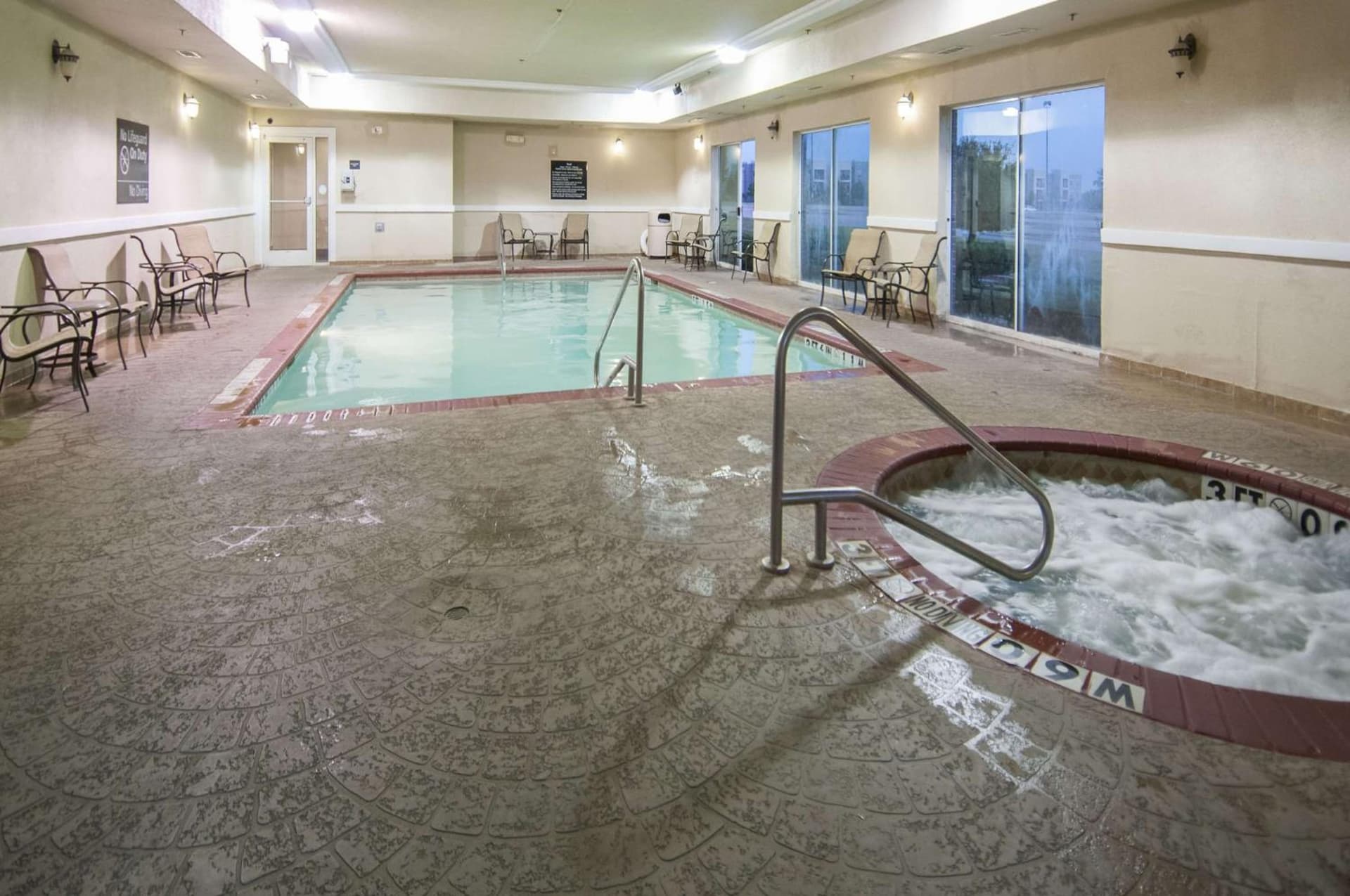 Hampton Inn and Suites Waxahachie gallery photo in Waxahachie, TX — image 37