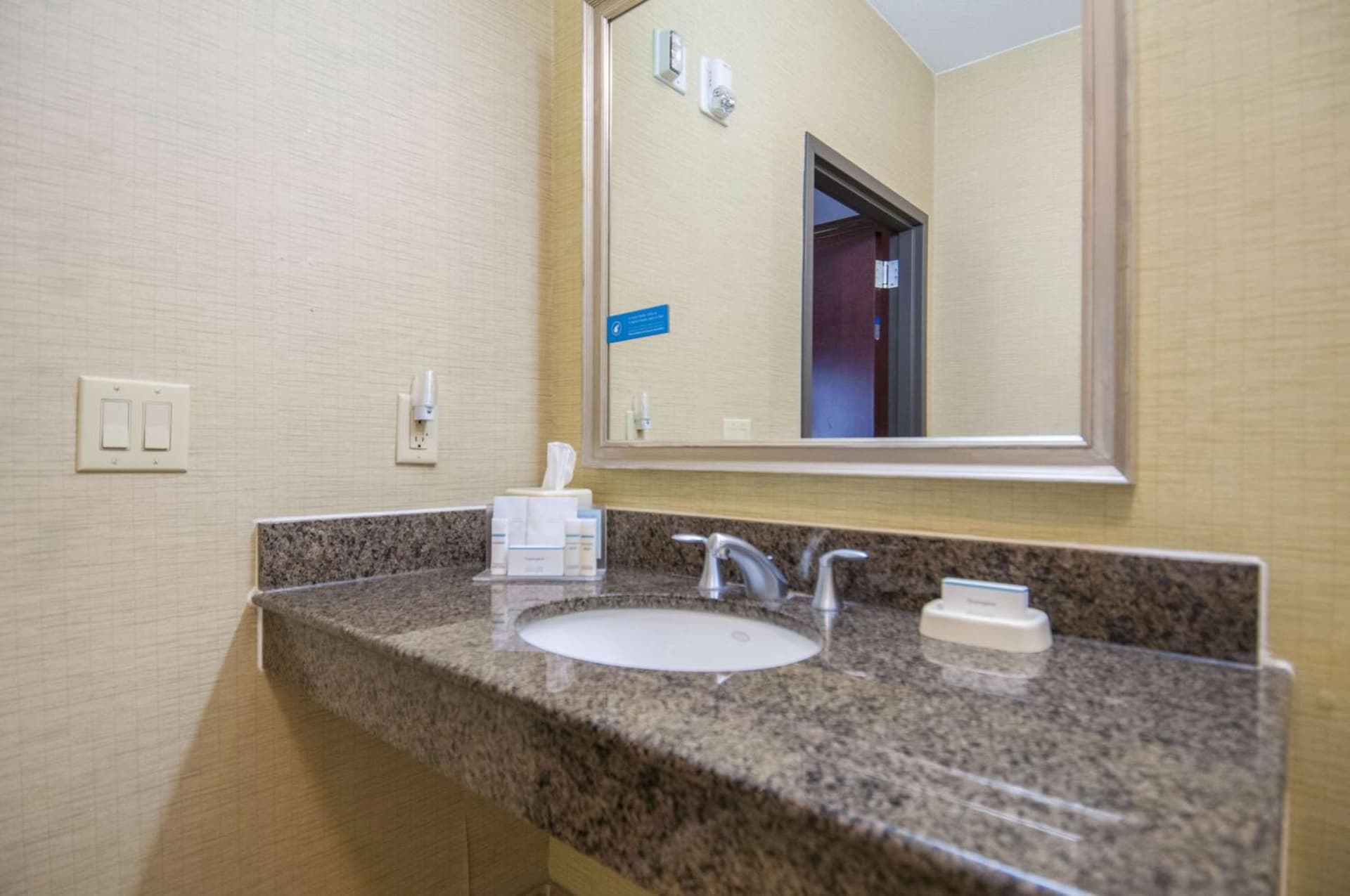 Hampton Inn and Suites Waxahachie gallery photo in Waxahachie, TX — image 25