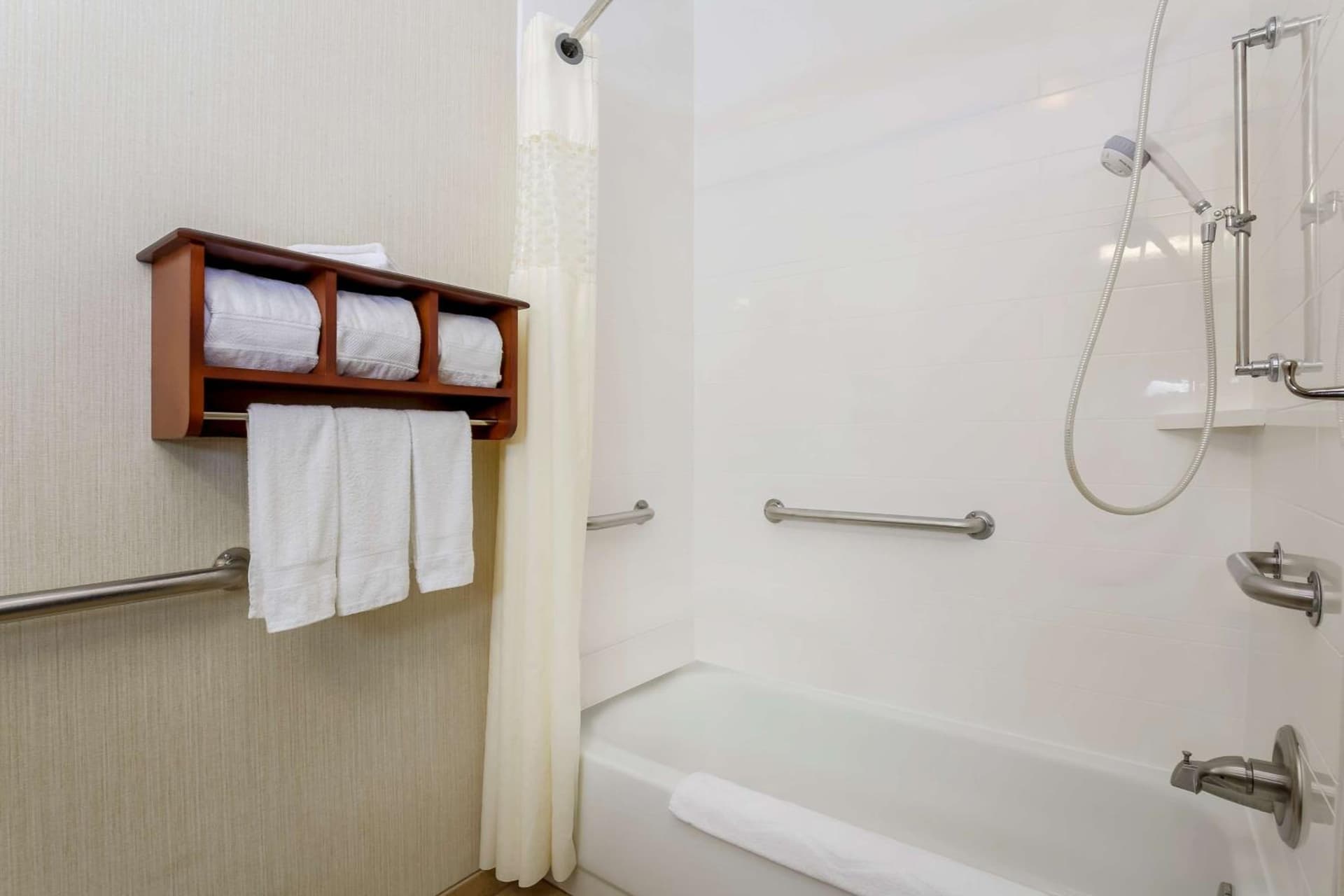 Spark By Hilton Dayton Fairborn interior in Fairborn, OH — gallery photo 2