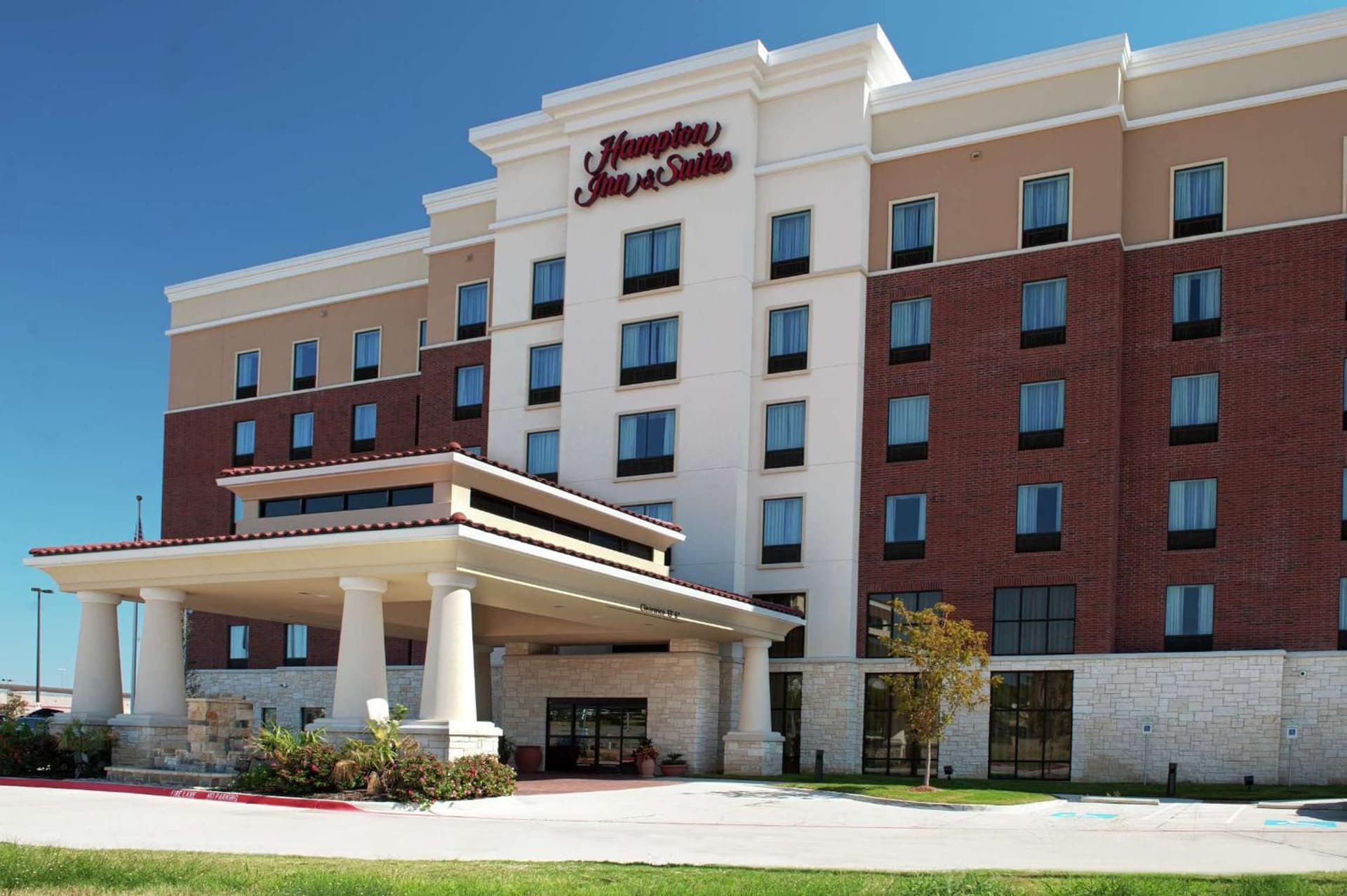 Hampton Inn and Suites Dallas/Lewisville-Vista Ridge Mall interior in Lewisville, TX — gallery photo 2