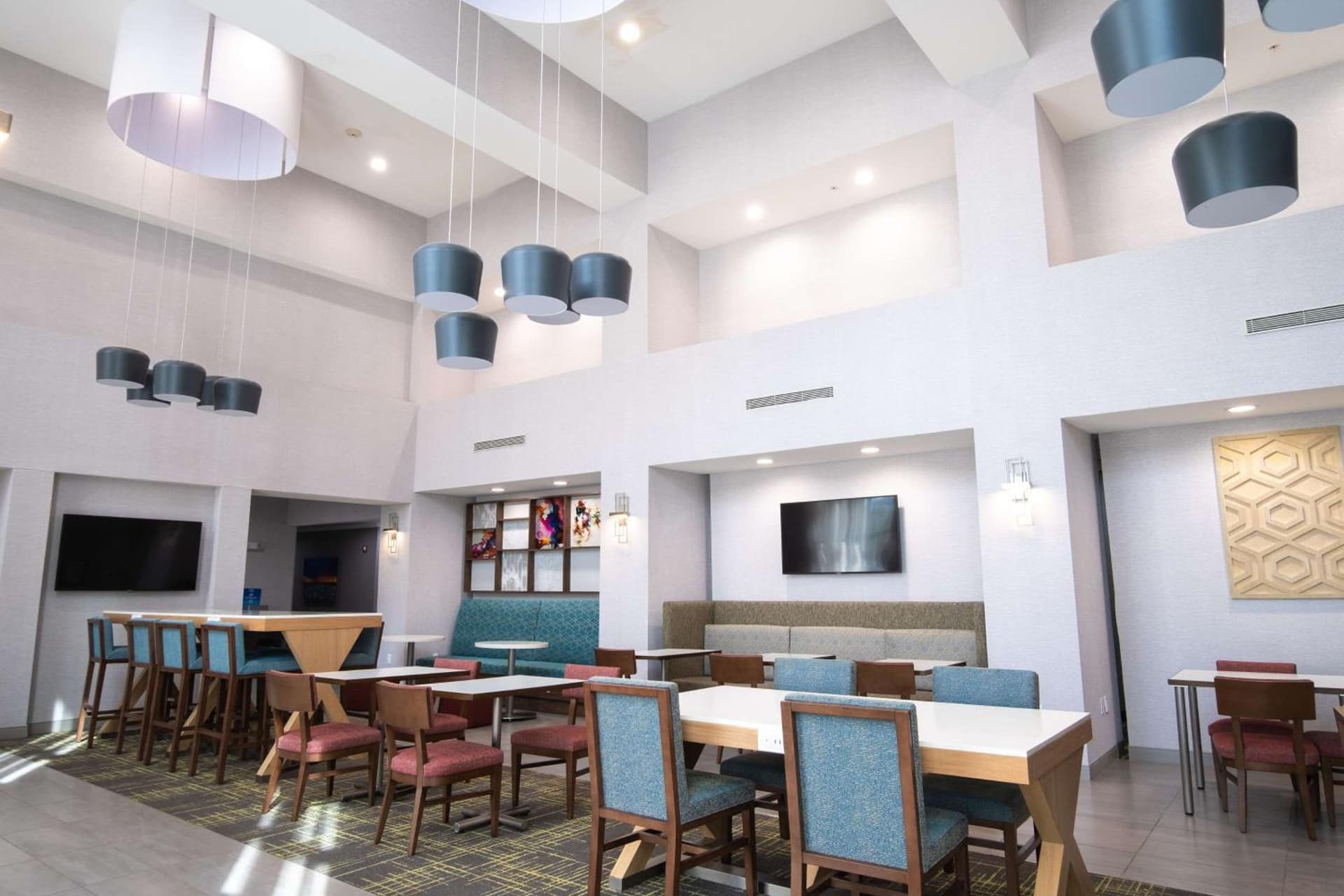 Hampton Inn and Suites Dallas/Lewisville-Vista Ridge Mall gallery photo in Lewisville, TX — image 11