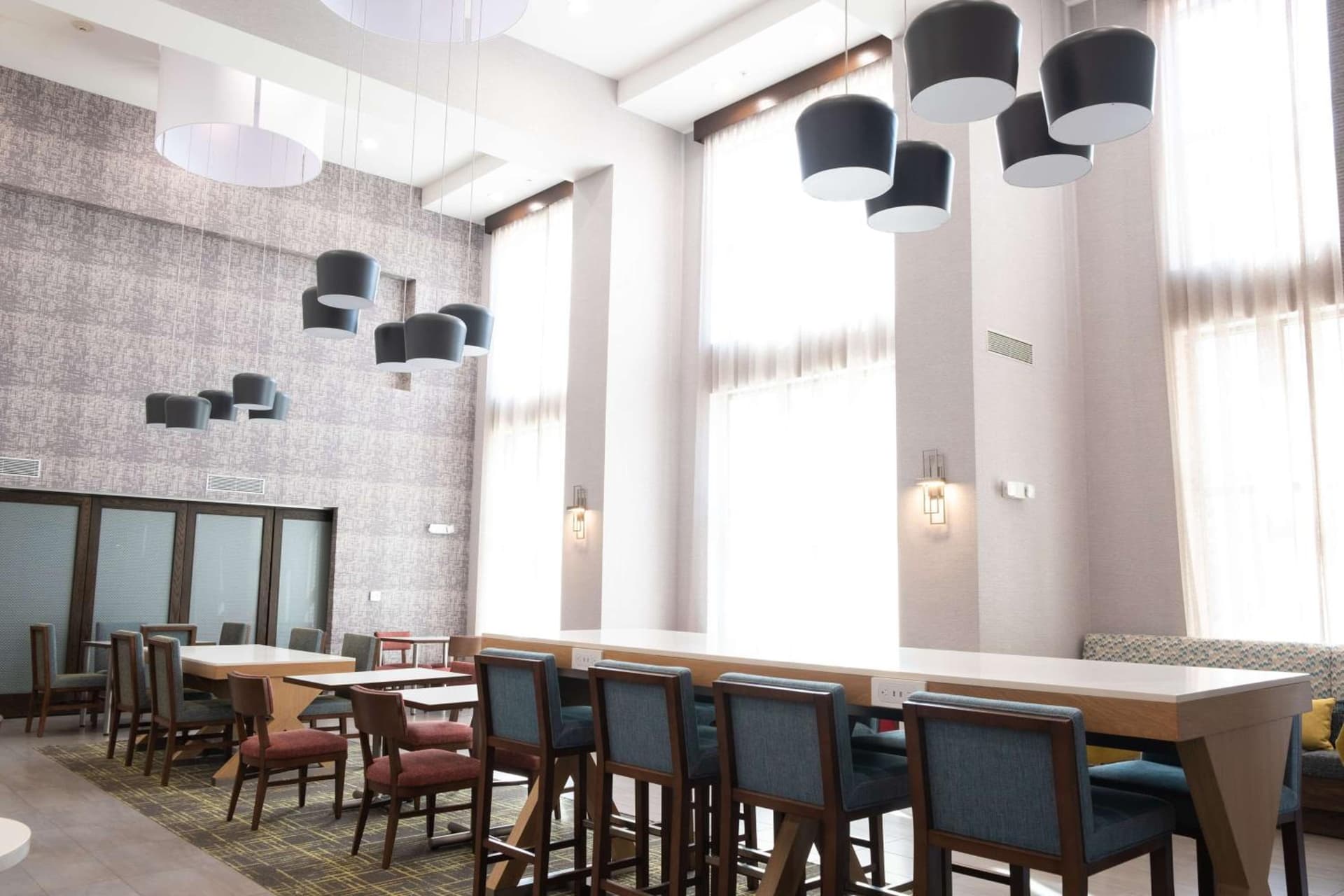 Hampton Inn and Suites Dallas/Lewisville-Vista Ridge Mall interior in Lewisville, TX — gallery photo 2
