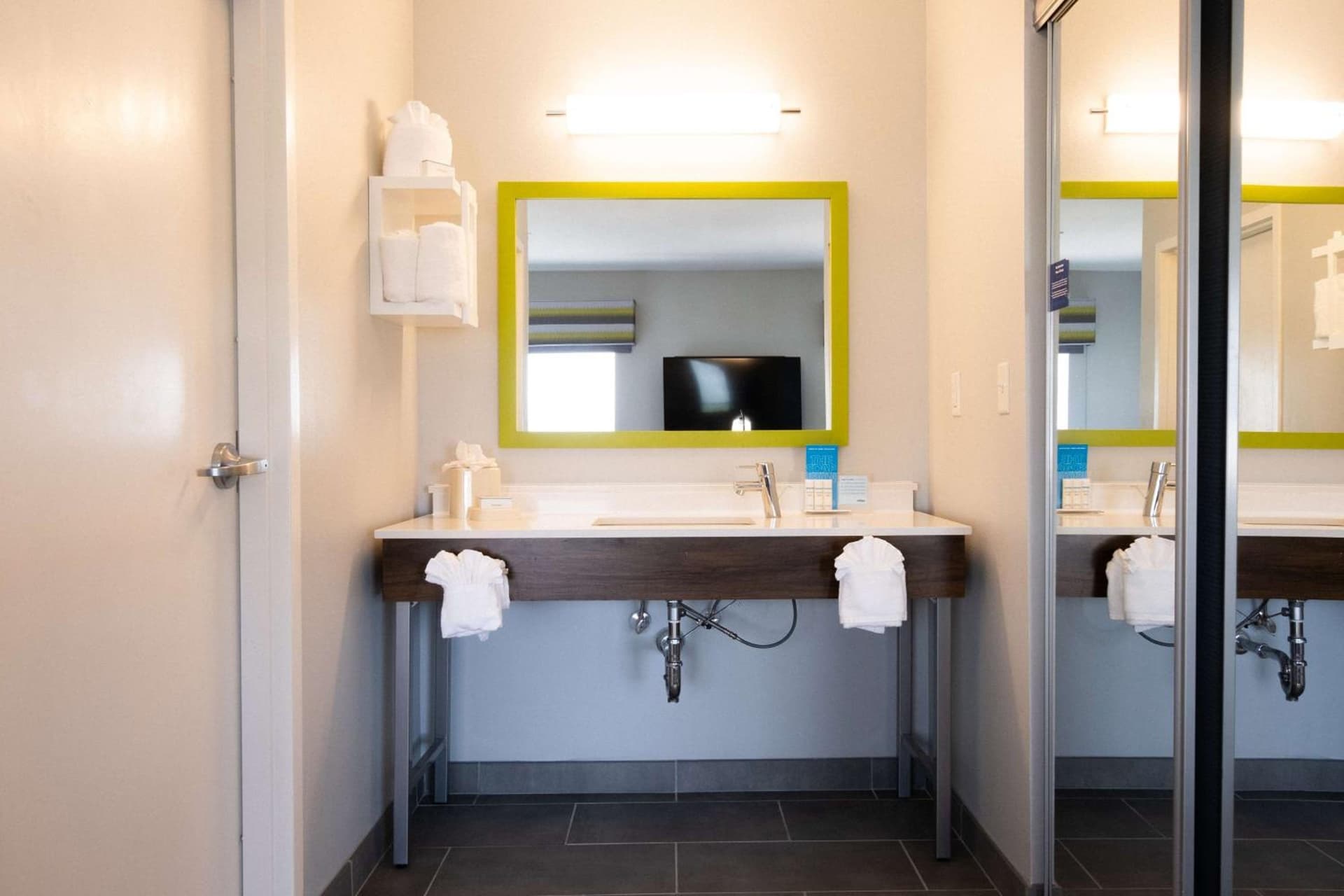 Hampton Inn and Suites Dallas/Lewisville-Vista Ridge Mall gallery photo in Lewisville, TX — image 5