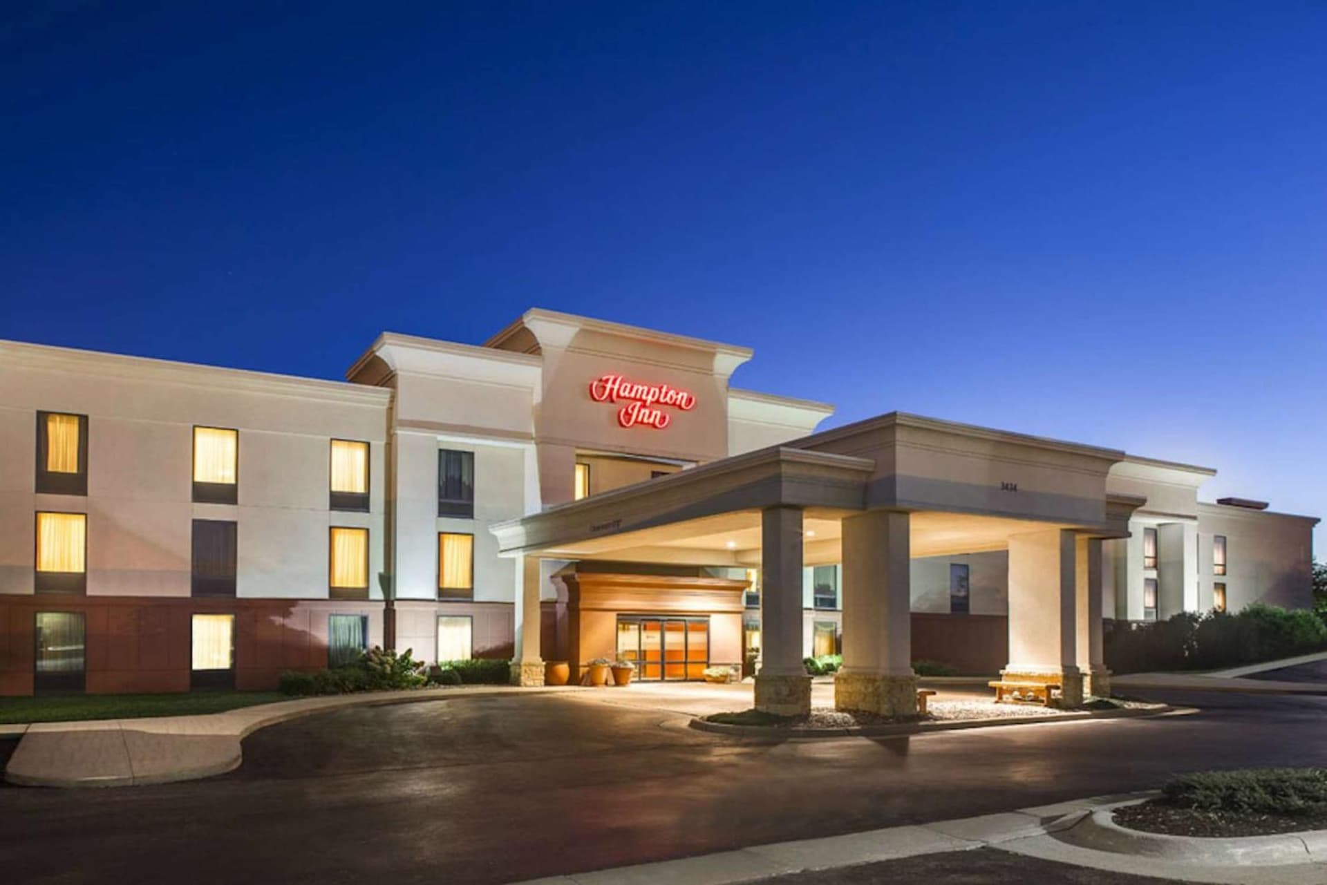 Hampton Inn Dubuque interior in Dubuque, IA — gallery photo 2