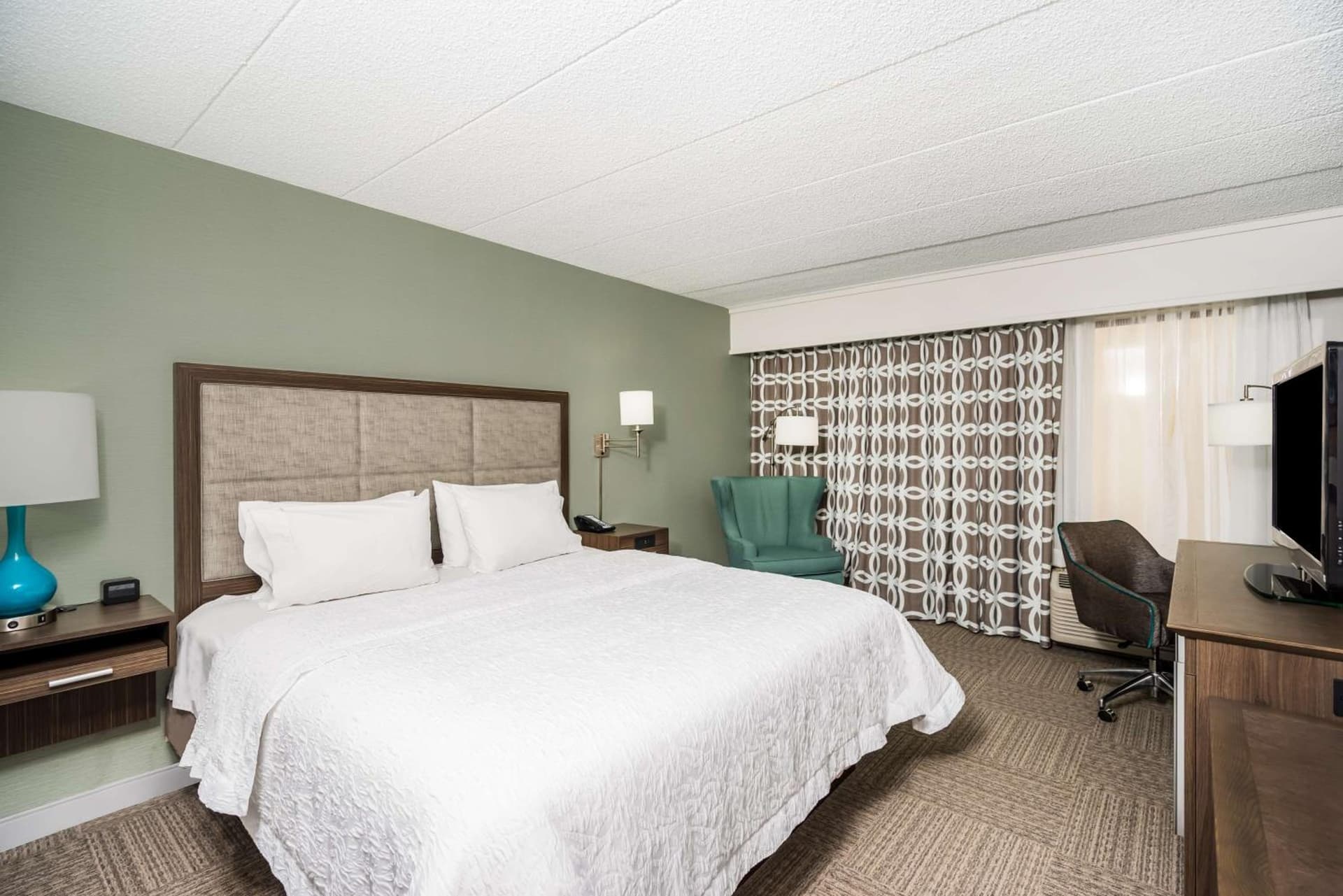 Hampton Inn Dover interior in Dover, DE — gallery photo 2