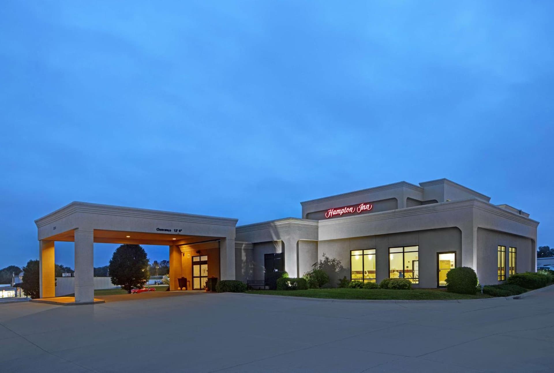 Hampton Inn Keokuk interior in Keokuk, IA — gallery photo 2