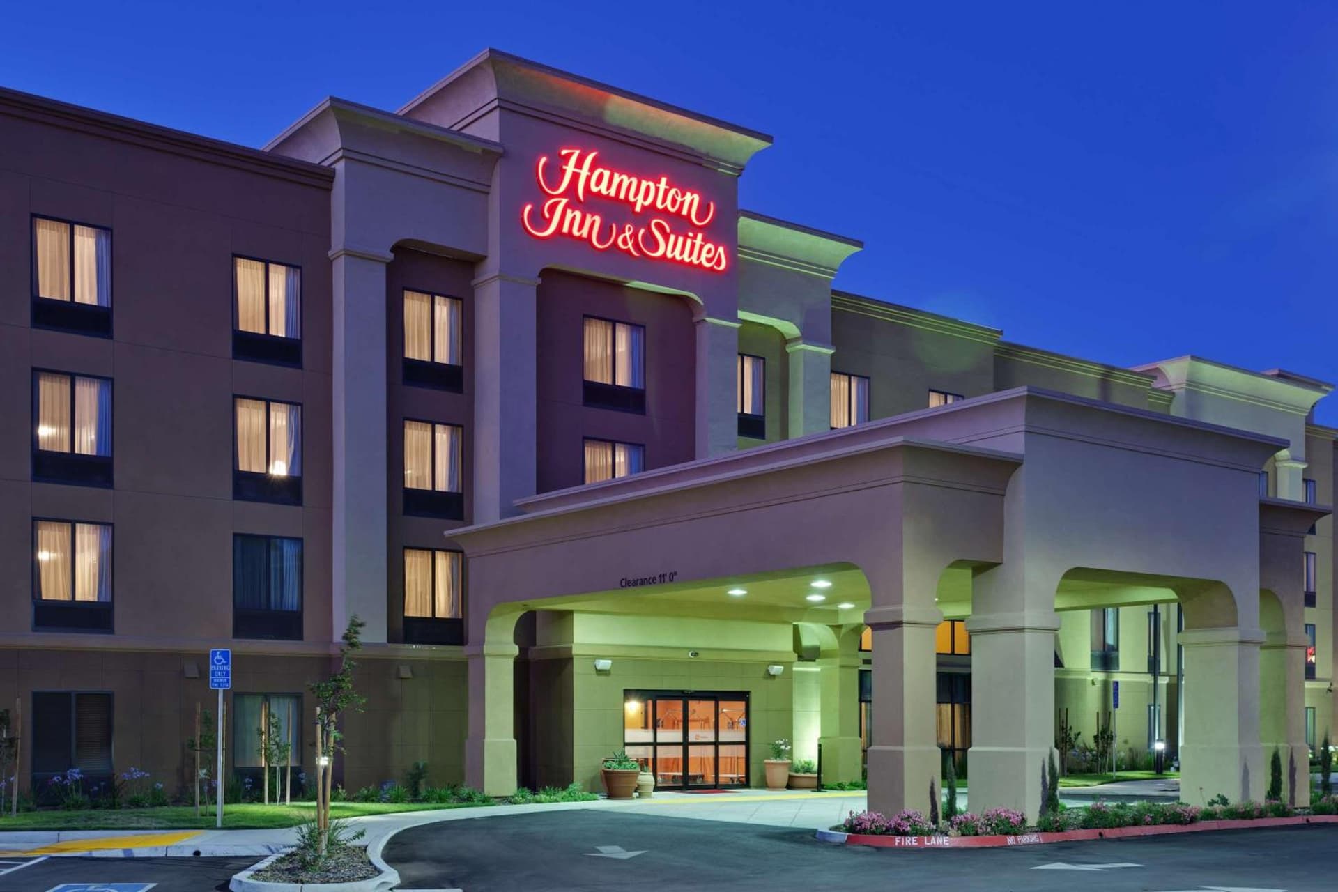 Hampton Inn & Suites Fresno - Northwest interior in Herndon, CA — gallery photo 2