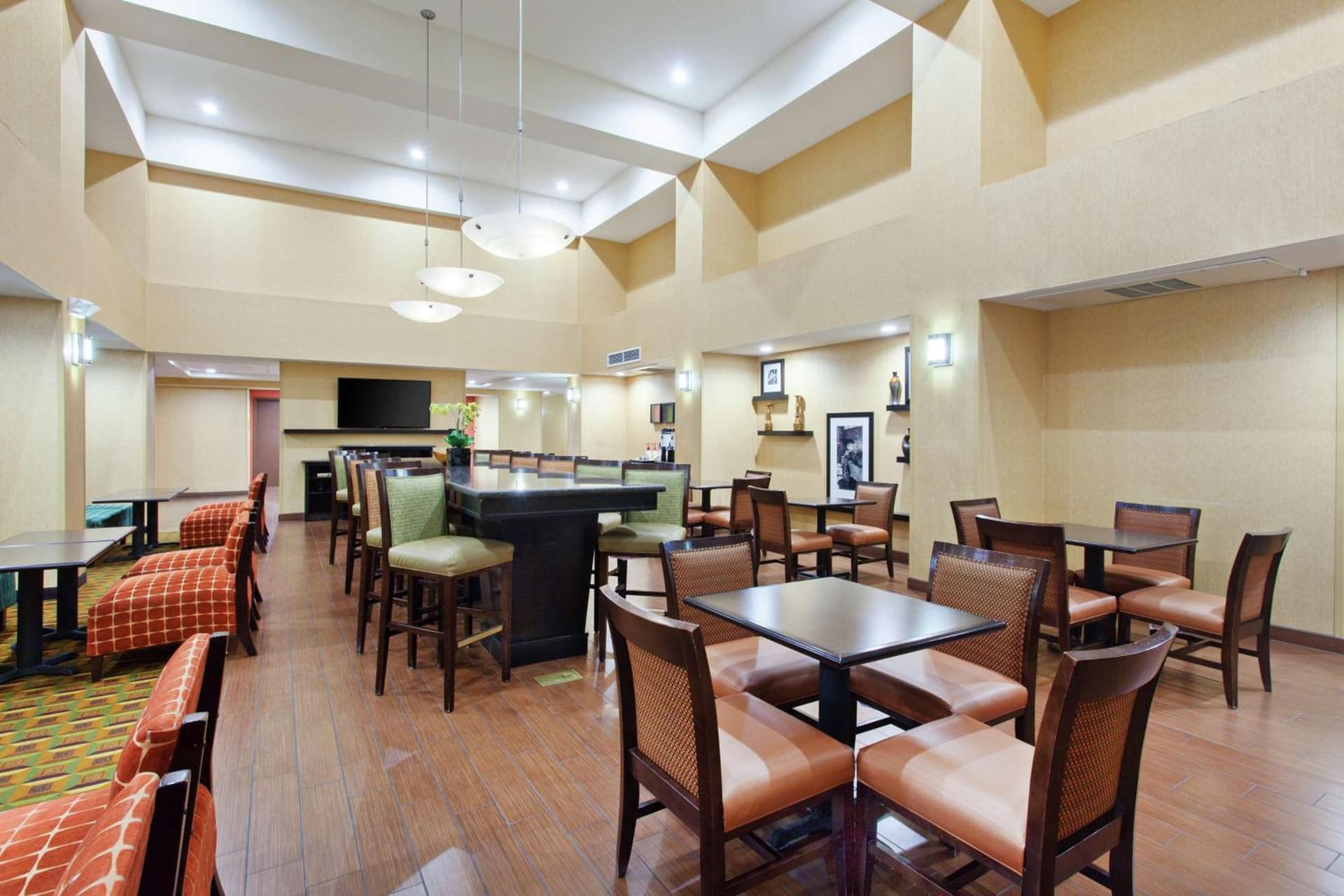 Hampton Inn & Suites Fresno - Northwest property views in Herndon, CA — gallery photo 3