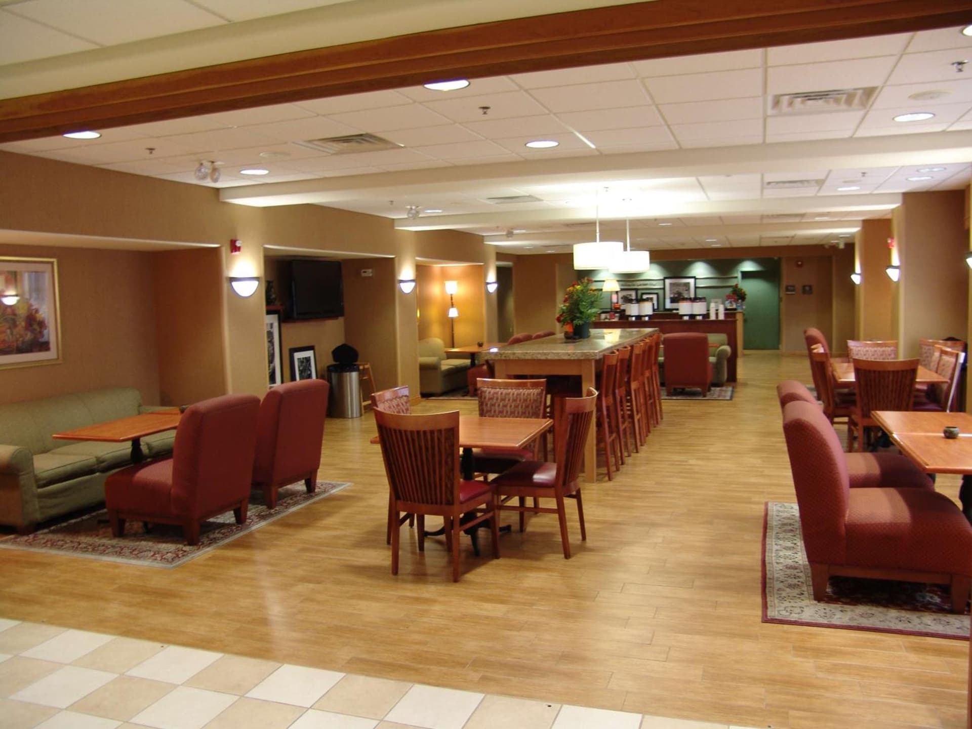 Hampton Inn Garden City interior in Garden City, KS — gallery photo 2