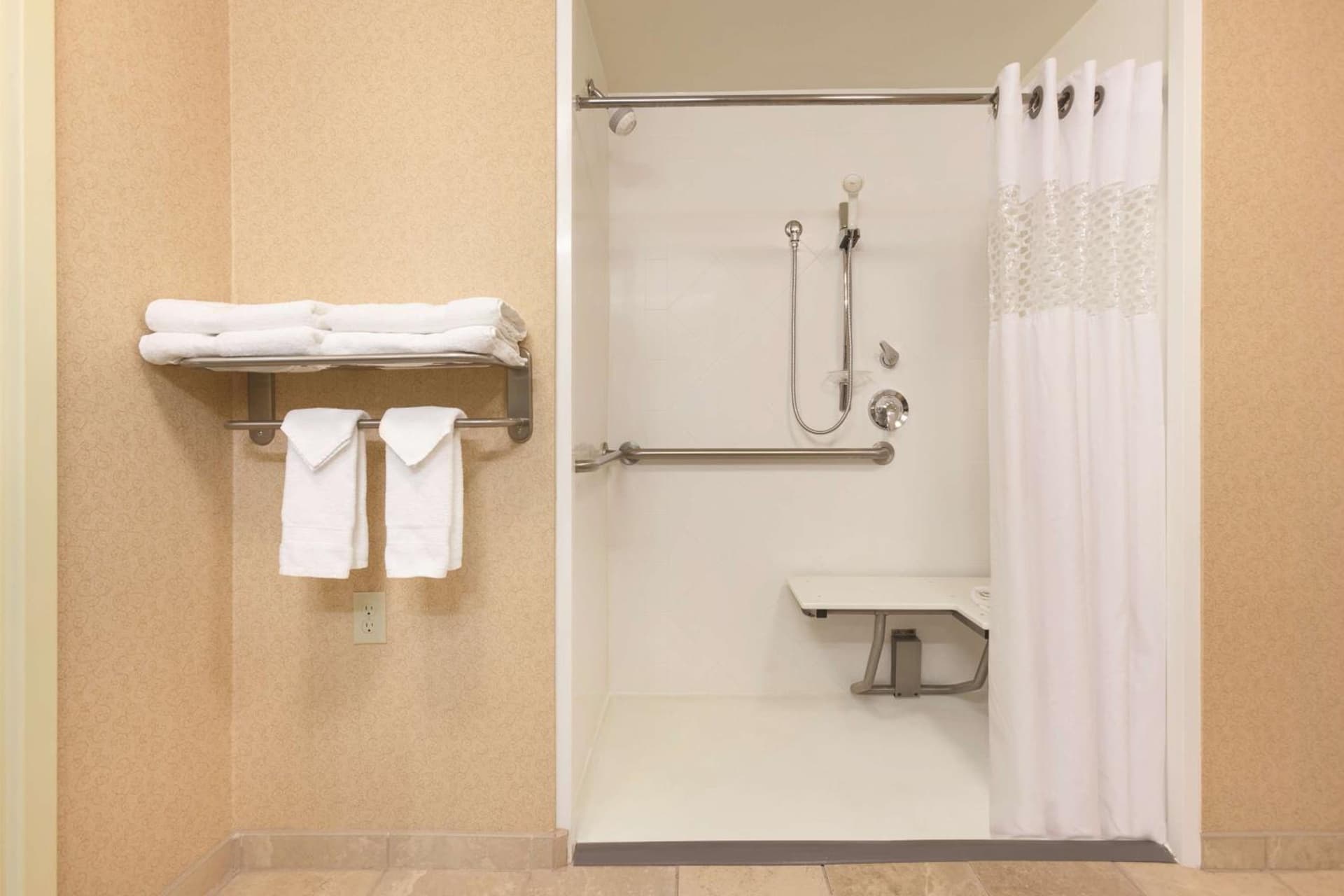 Hampton Inn & Suites Greenfield gallery photo in Greenfield — image 8