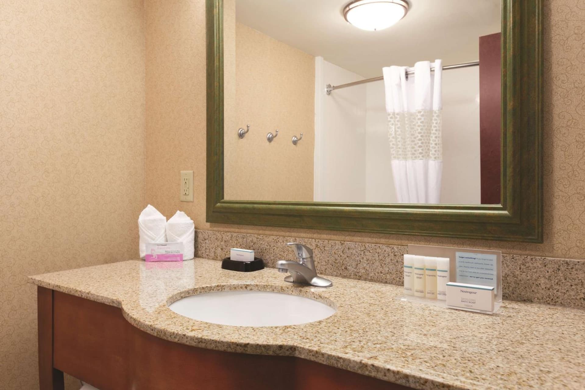 Hampton Inn & Suites Greenfield gallery photo in Greenfield — image 30