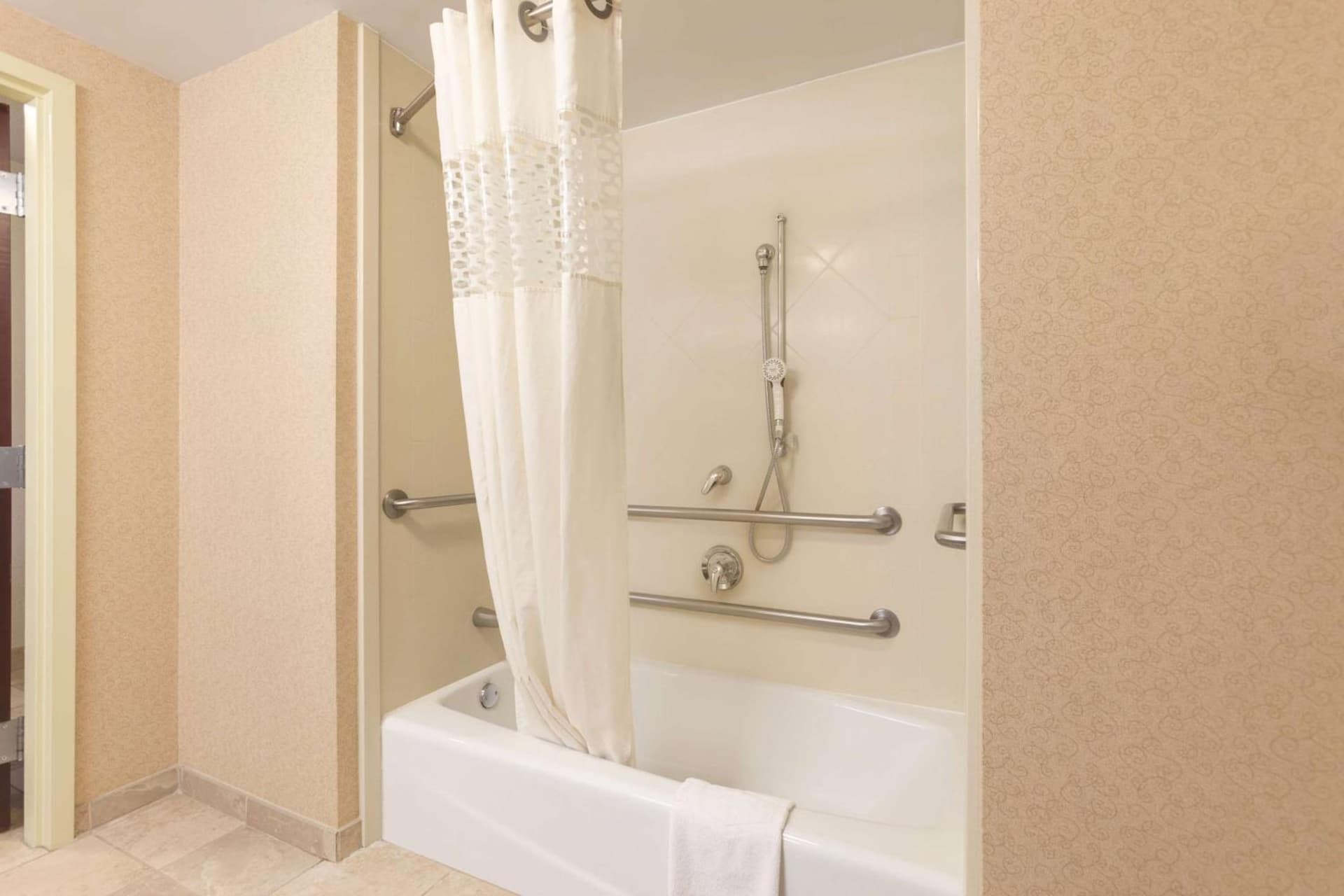 Hampton Inn & Suites Greenfield gallery photo in Greenfield — image 33