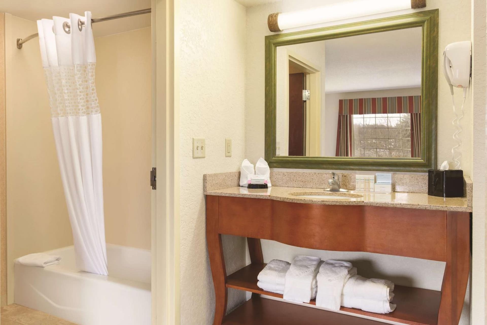 Hampton Inn & Suites Greenfield gallery photo in Greenfield — image 35