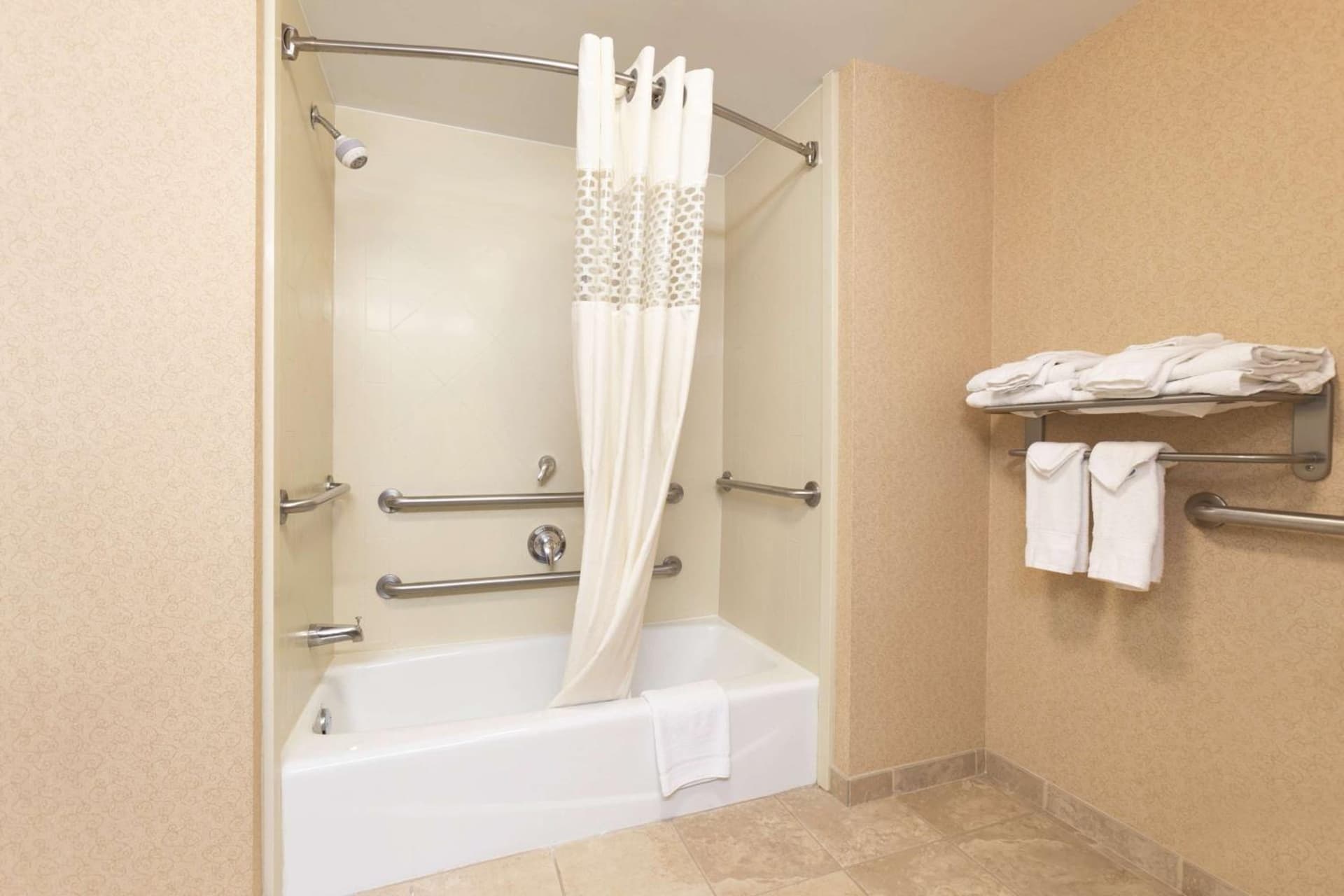 Hampton Inn & Suites Greenfield gallery photo in Greenfield — image 12