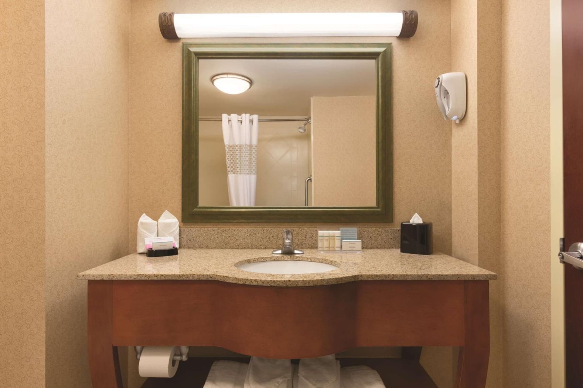 Hampton Inn & Suites Greenfield gallery photo in Greenfield — image 25