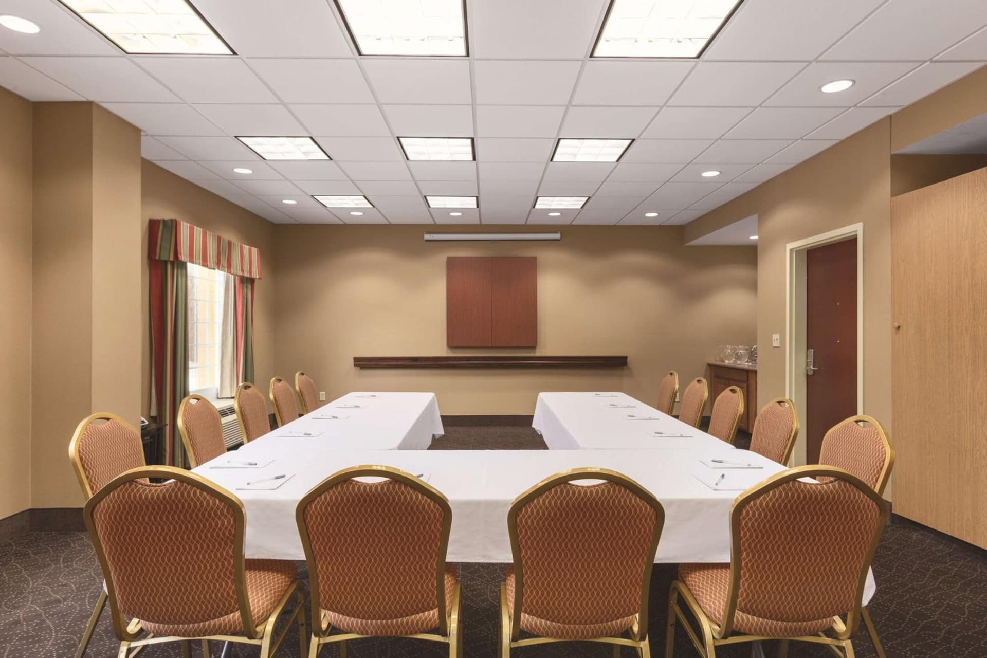 Hampton Inn & Suites Greenfield gallery photo in Greenfield — image 16