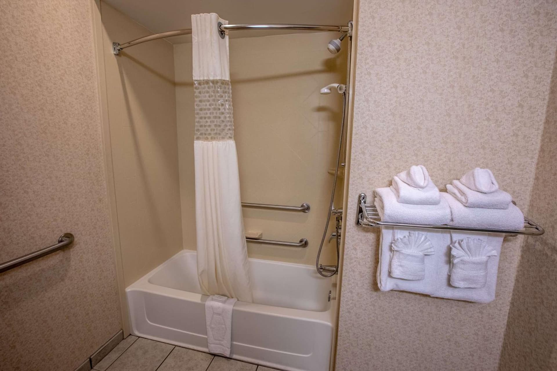 Hampton Inn Hadley-Amherst Area gallery photo in Hadley — image 4