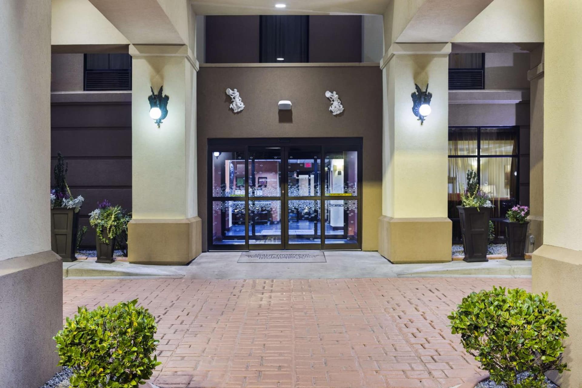 Hampton Inn Hinesville interior in Hinesville, GA — gallery photo 2